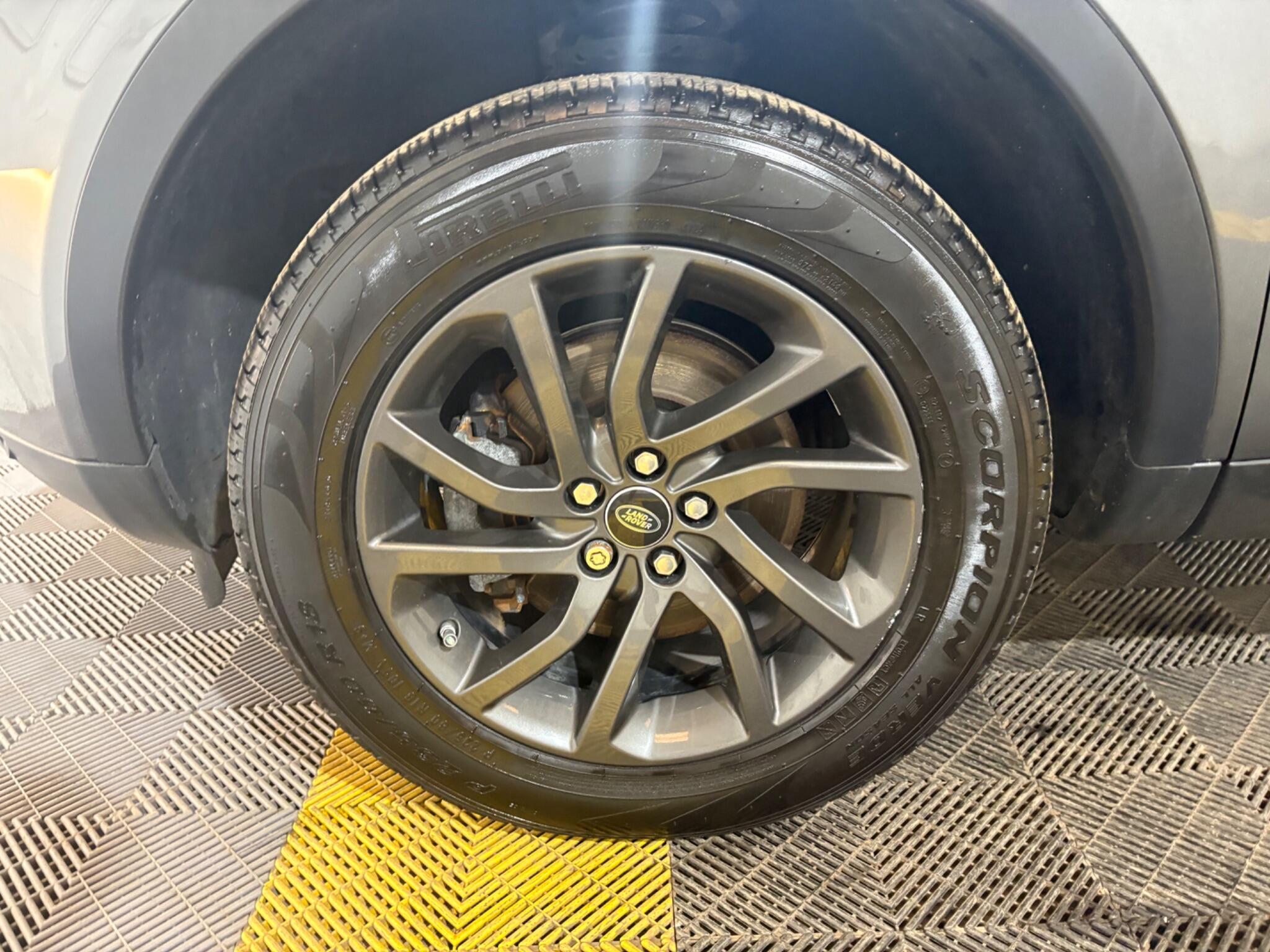 Land Rover Discovery Sport view 48