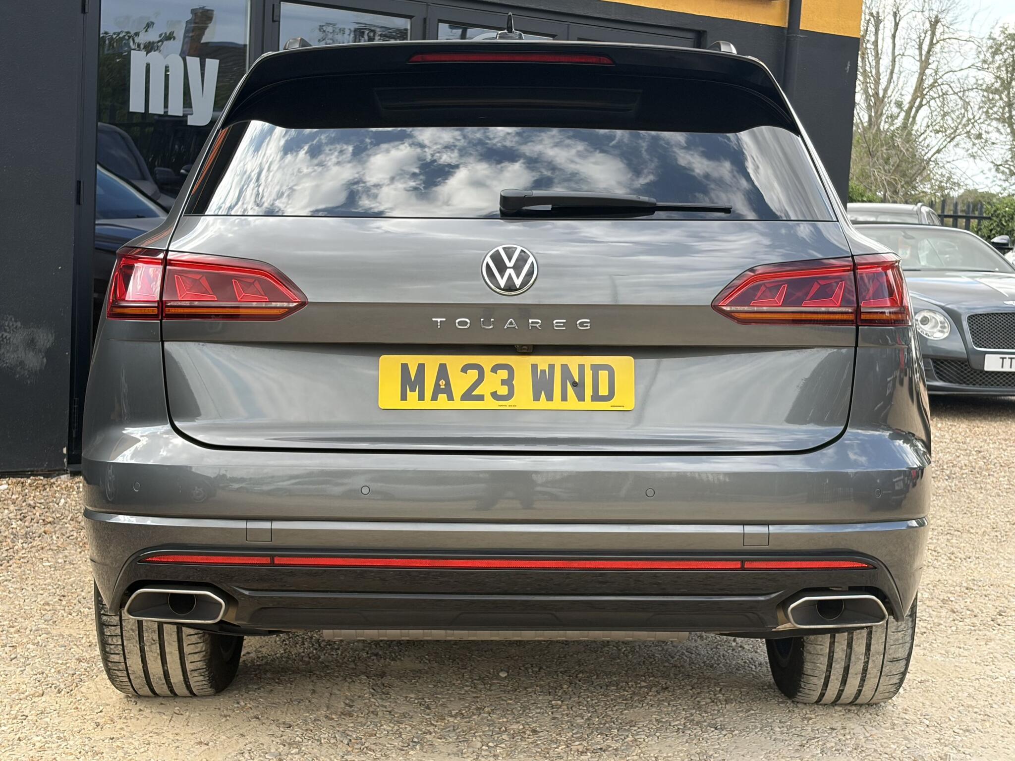 Volkswagen Touareg view 9