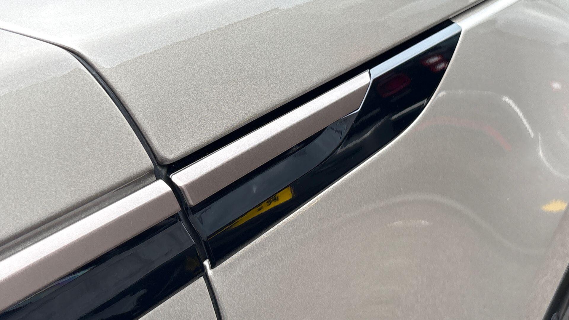 Land Rover Range Rover Velar view 26