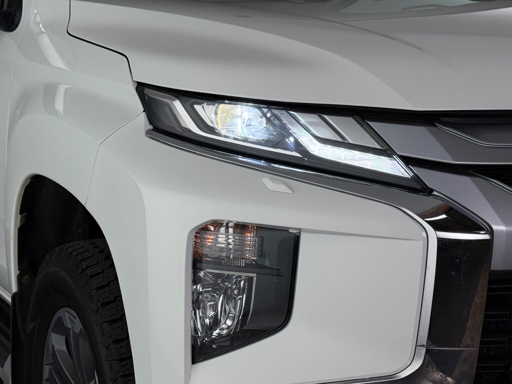 Mitsubishi L200 view 12
