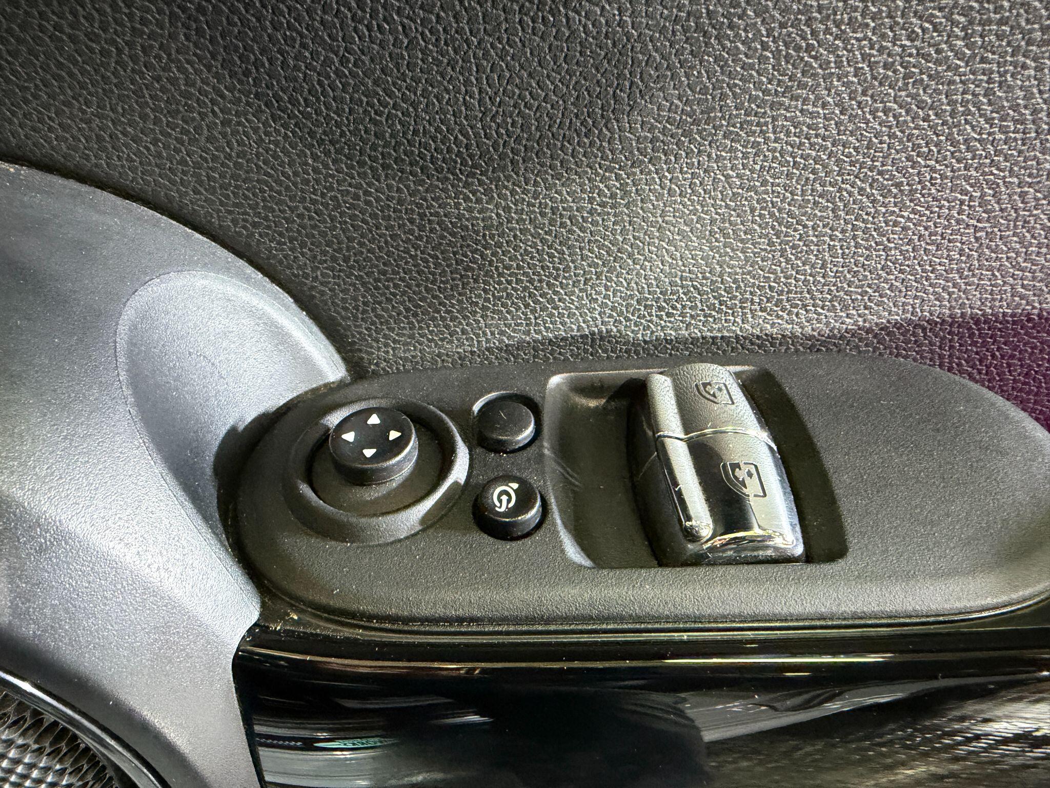 Mini Hatch view 31