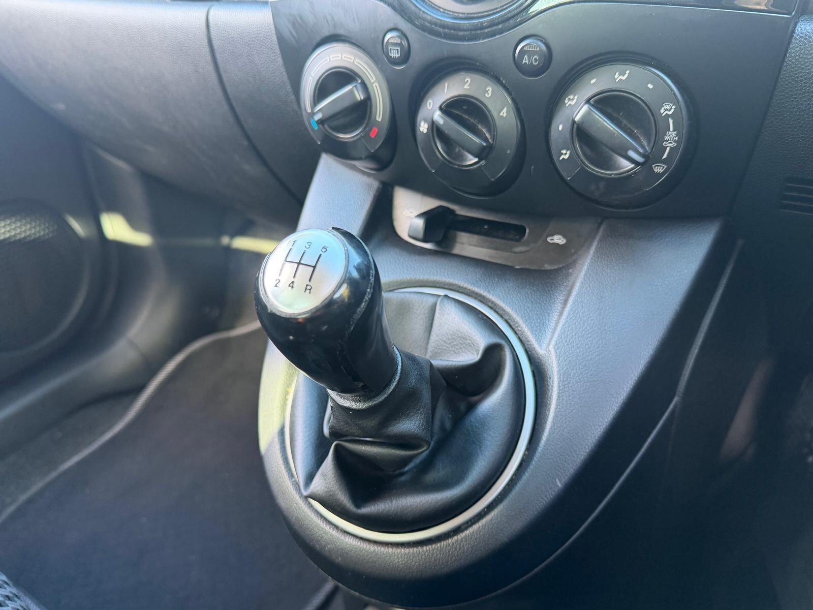 Mazda Mazda2 view 25