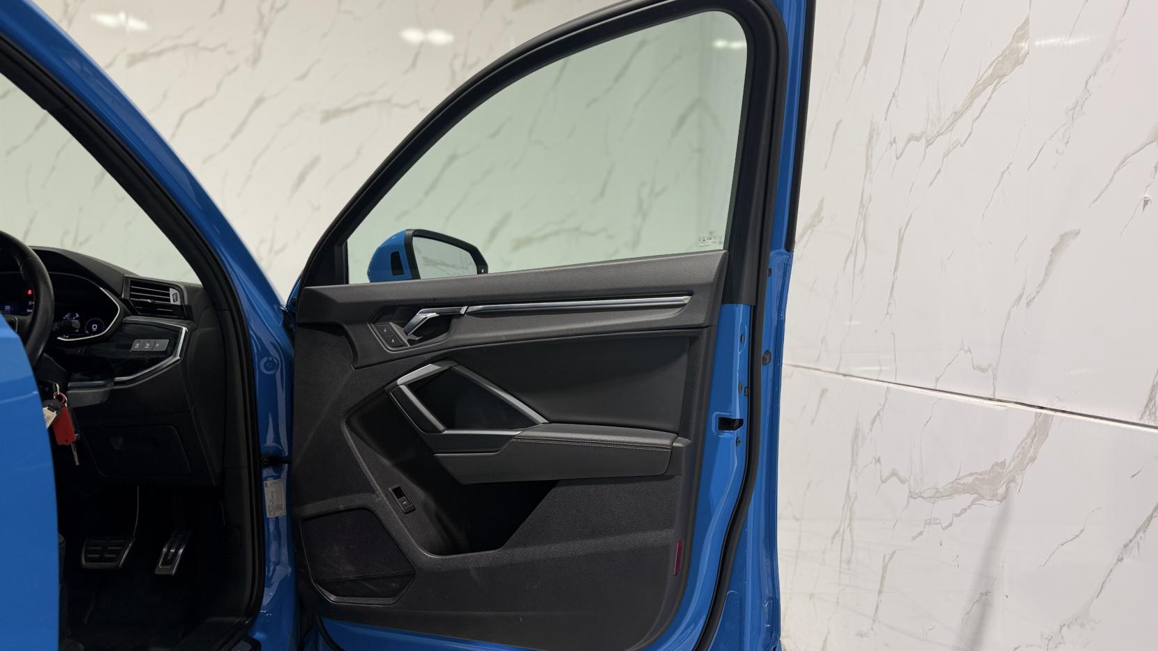 Audi Q3 view 32