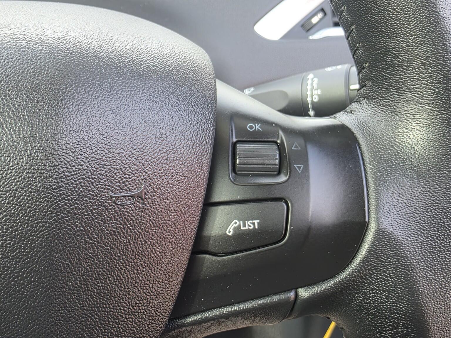 Peugeot 208 view 17
