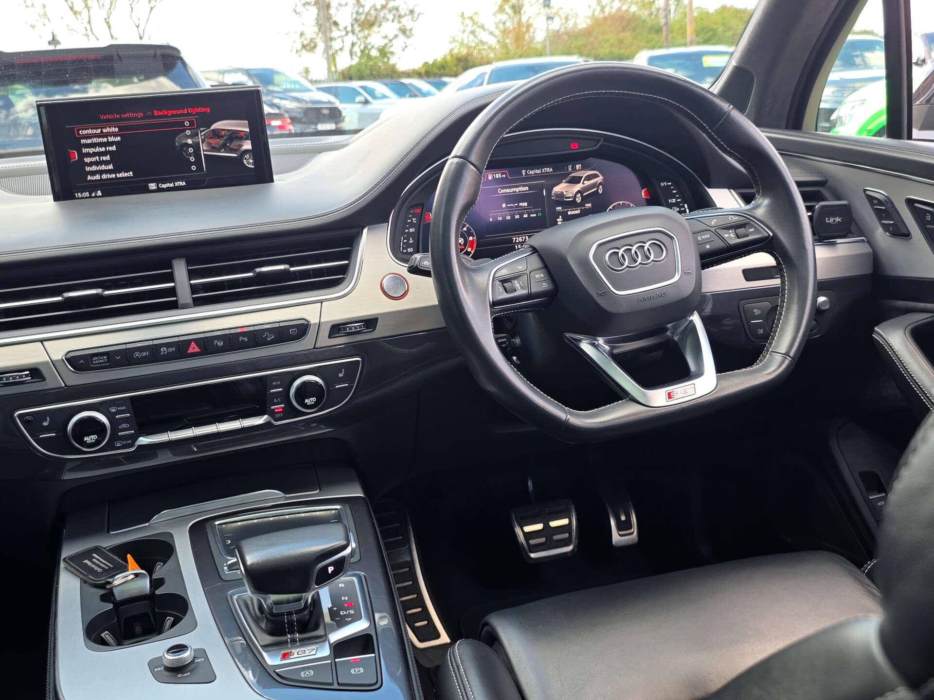 Audi SQ7 view 14