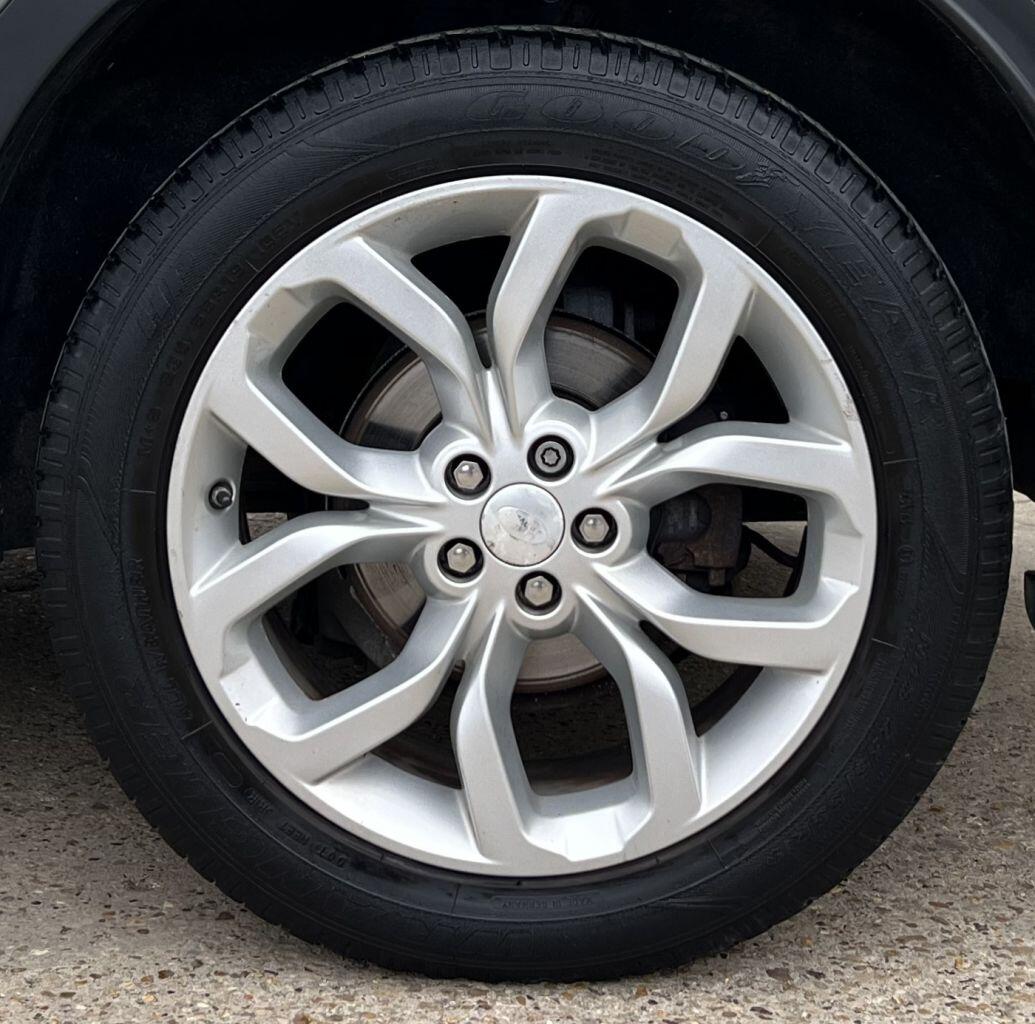 Land Rover Discovery Sport view 13