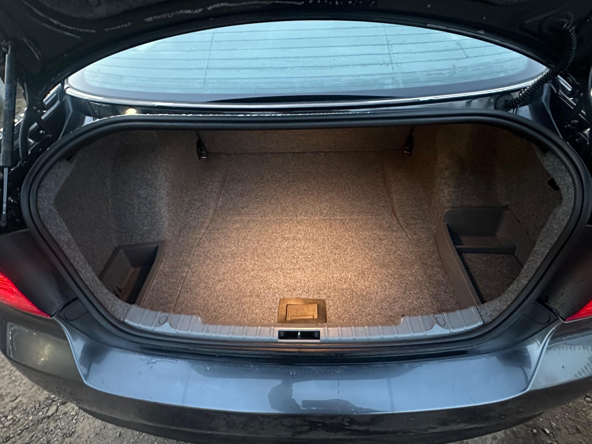 BMW 3 Series view 24