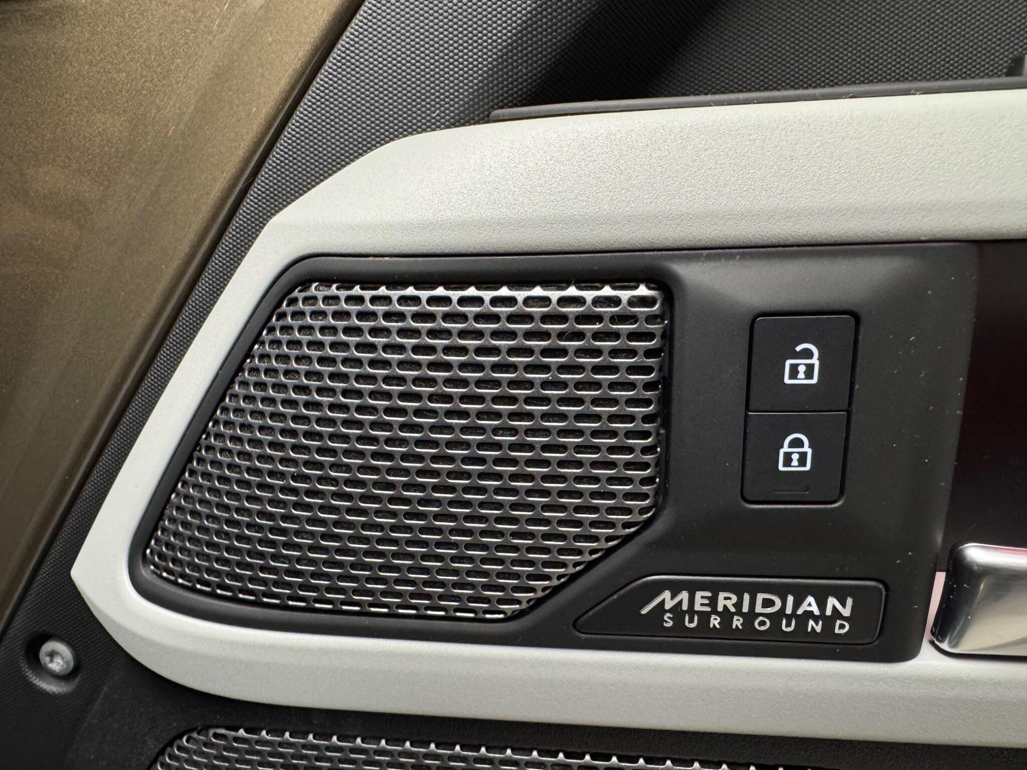 Land Rover Defender view 17