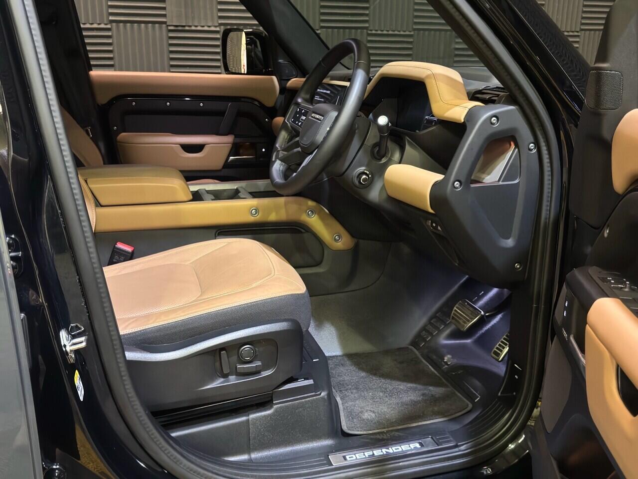 Land Rover Defender 110 view 7
