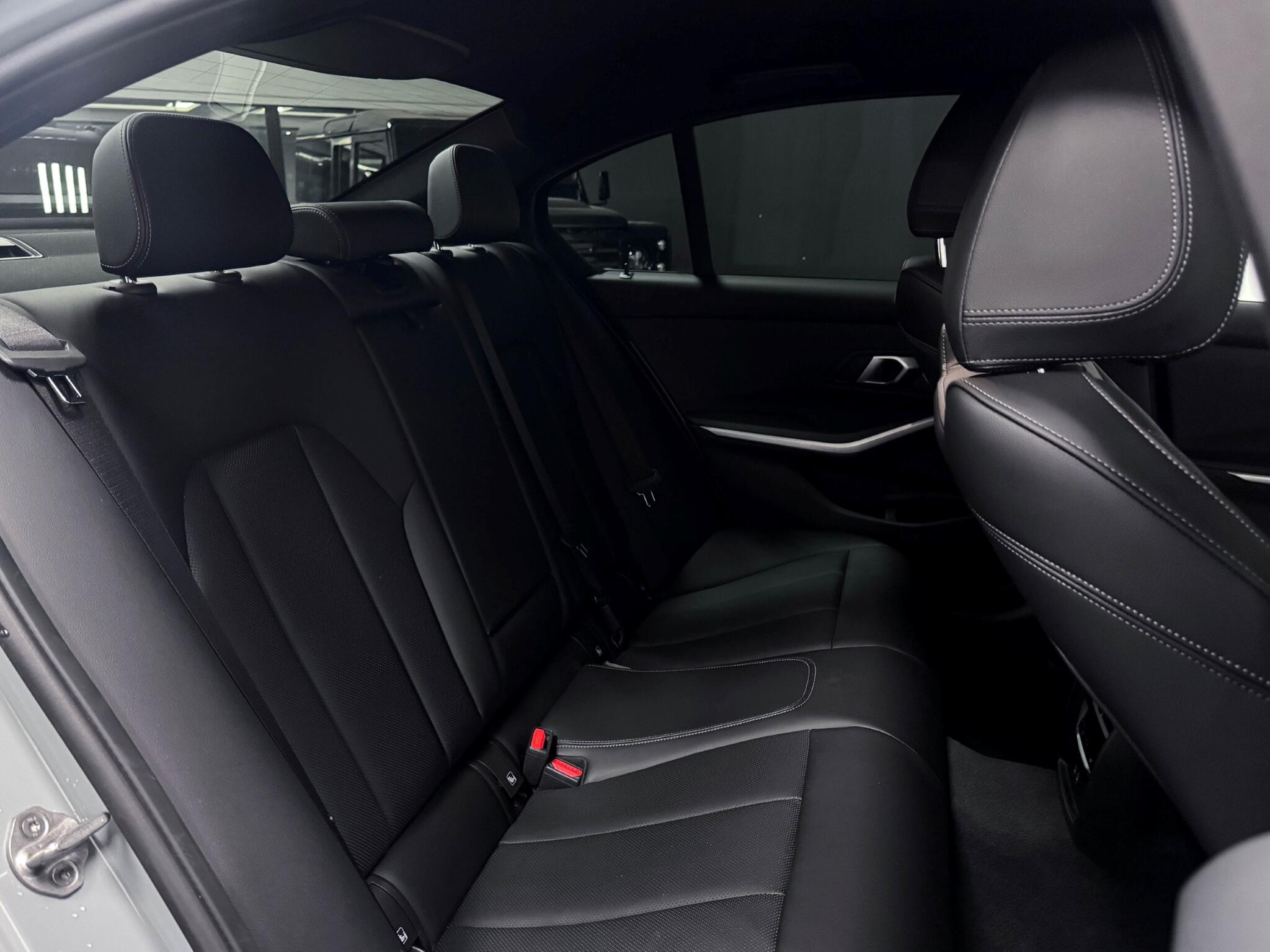 BMW 3 Series view 11