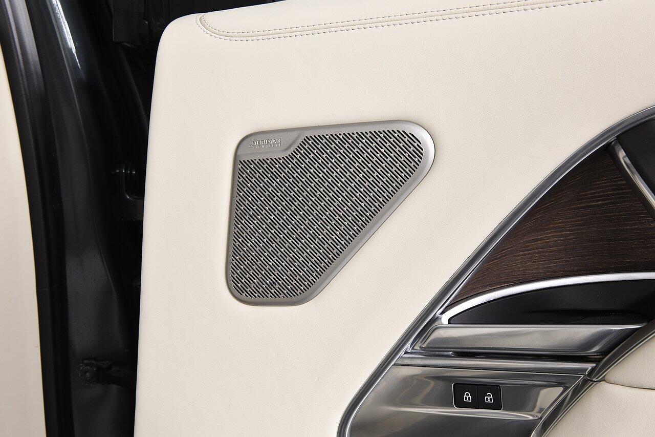 Land Rover Range Rover view 34