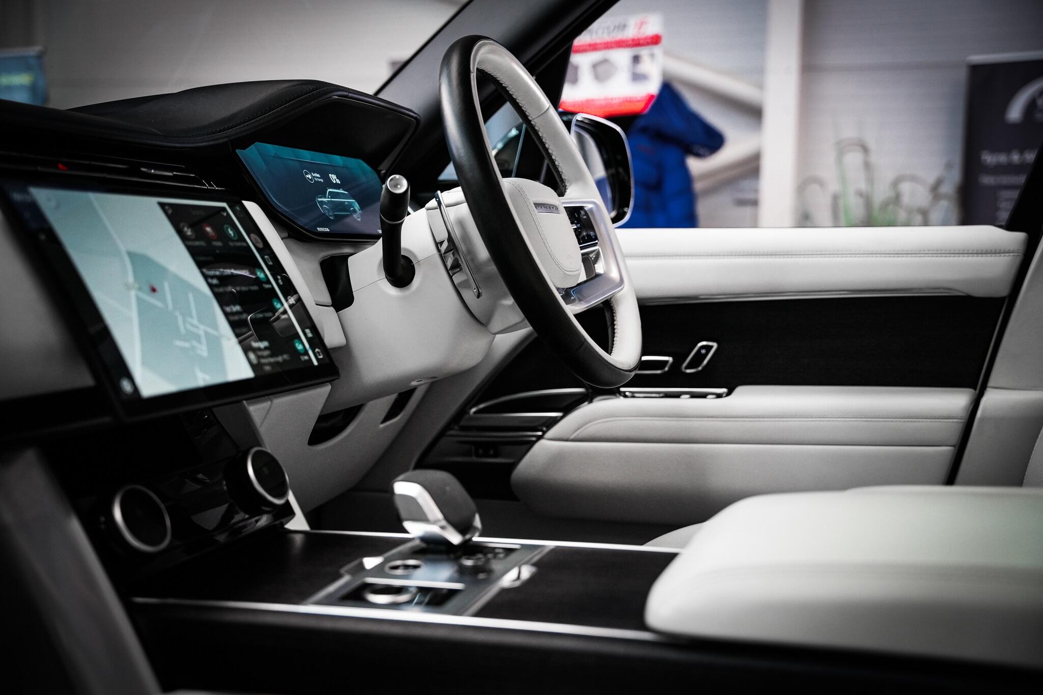 Land Rover Range Rover view 3