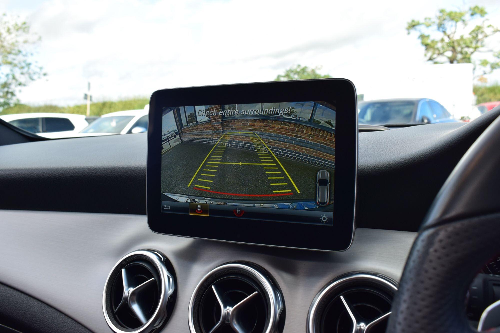 Mercedes-Benz GLA view 17