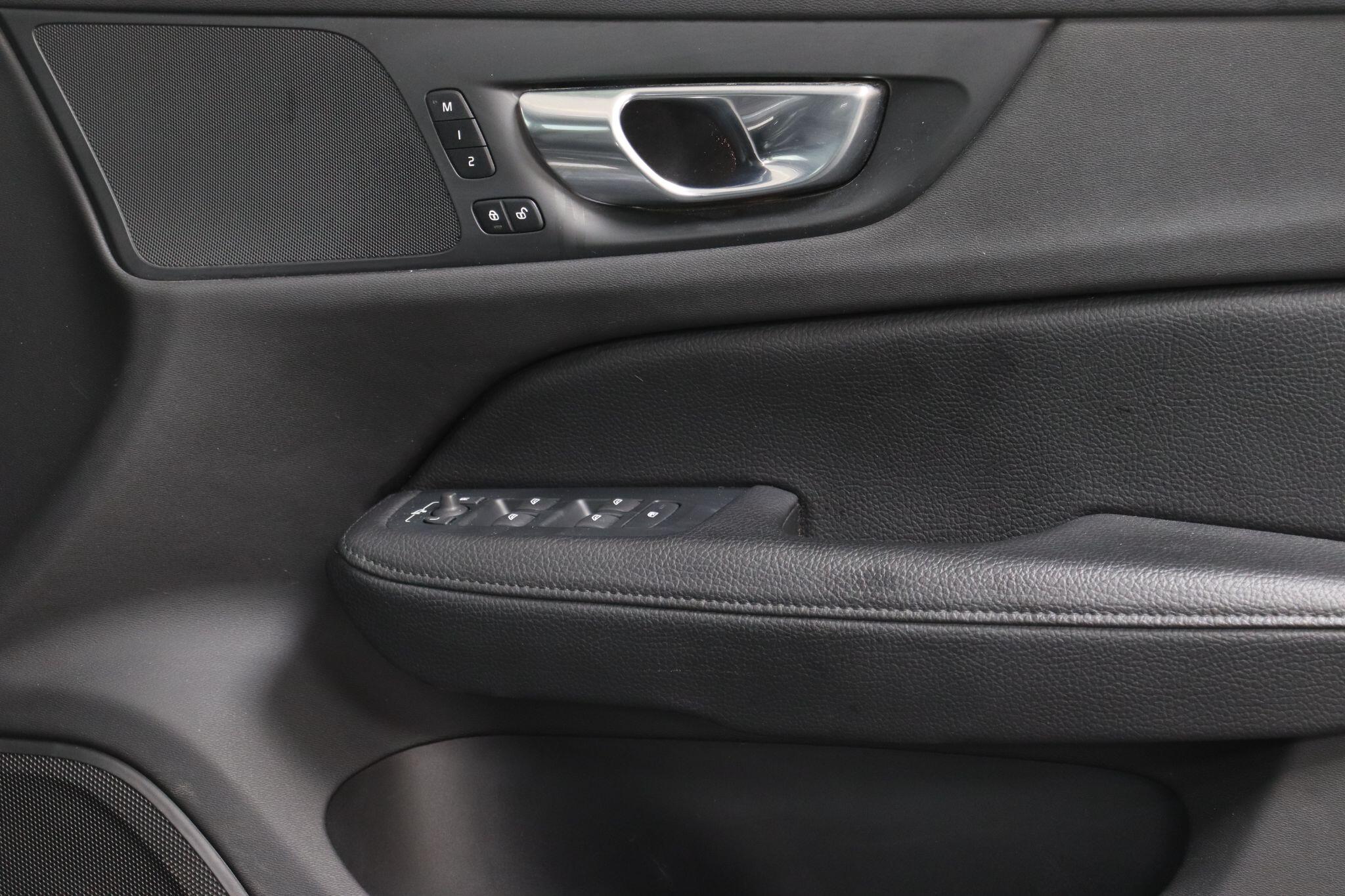 Volvo V60 Cross Country view 36