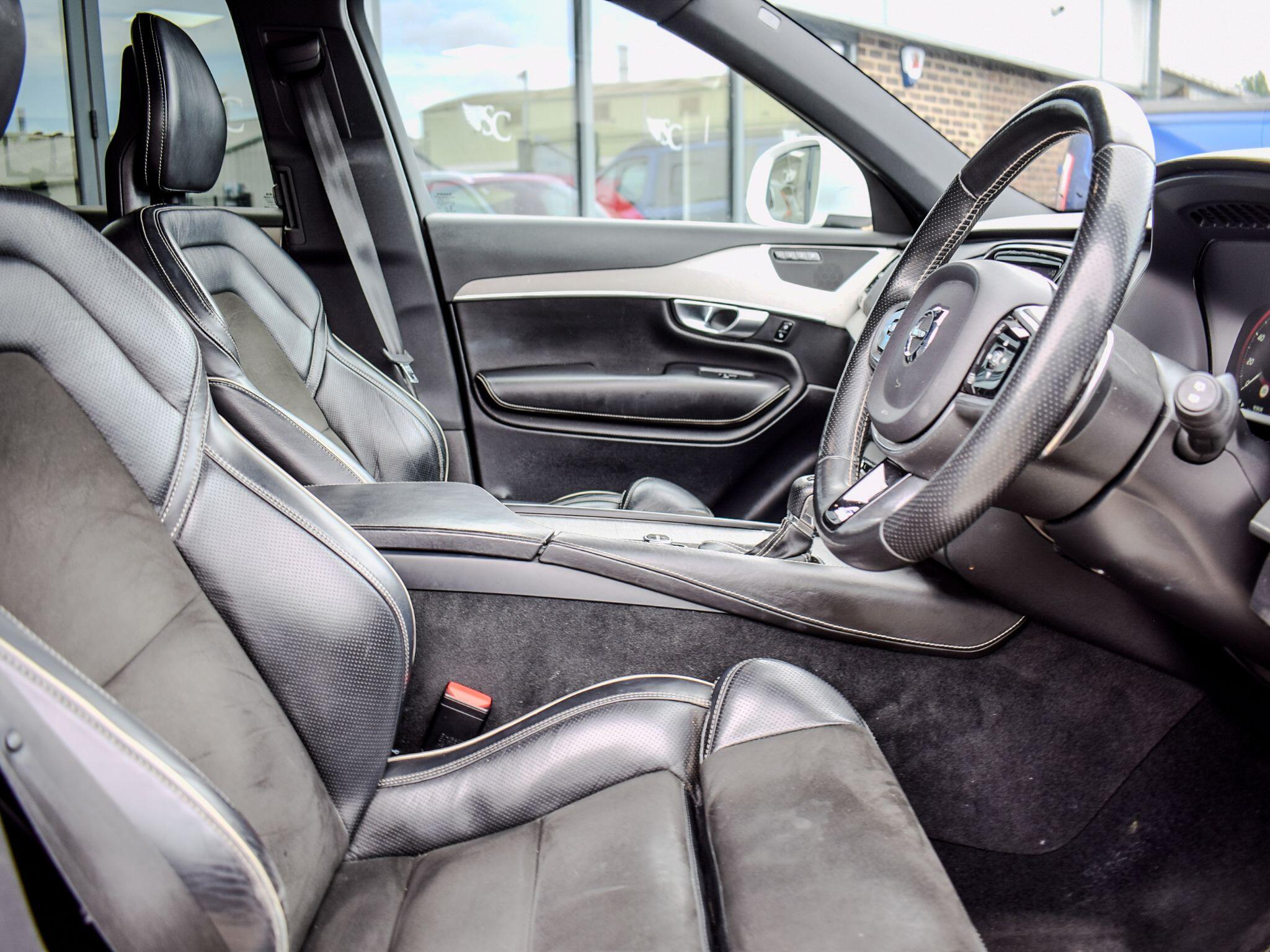 Volvo XC90 view 9