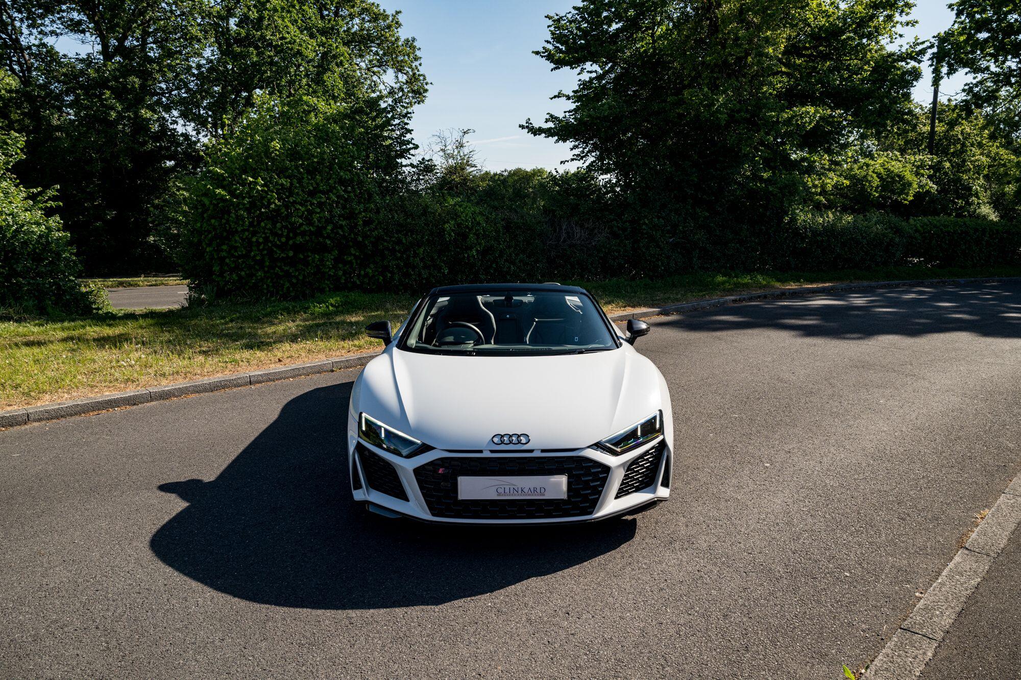 Audi R8 view 11