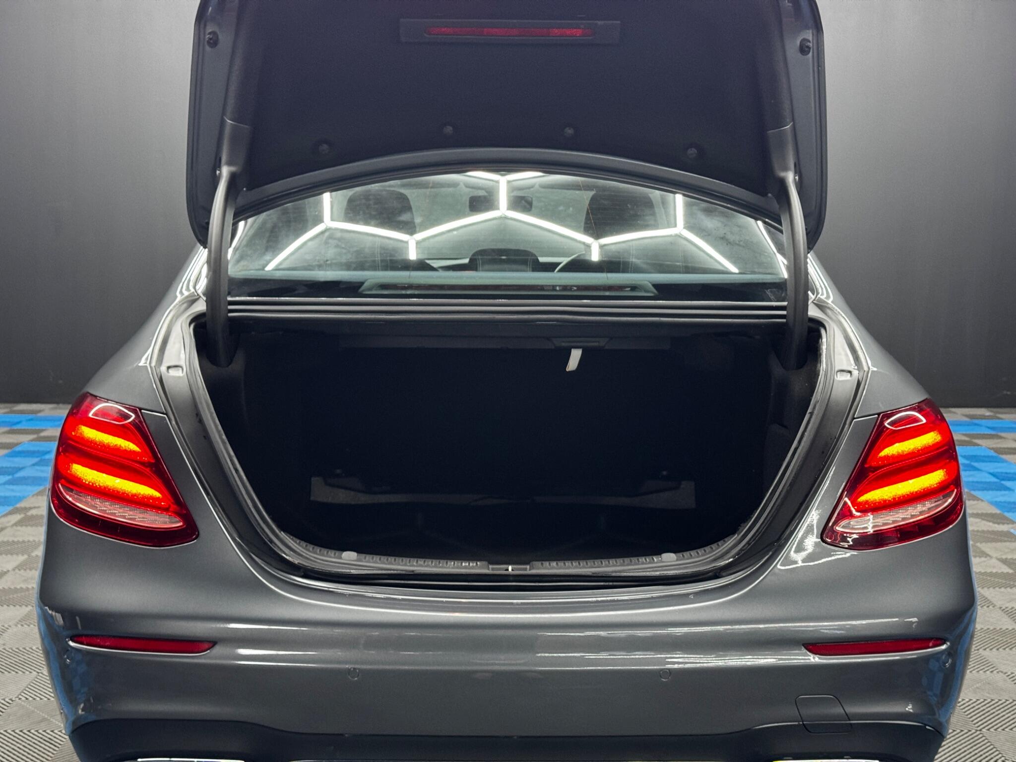 Mercedes-Benz E-Class view 38