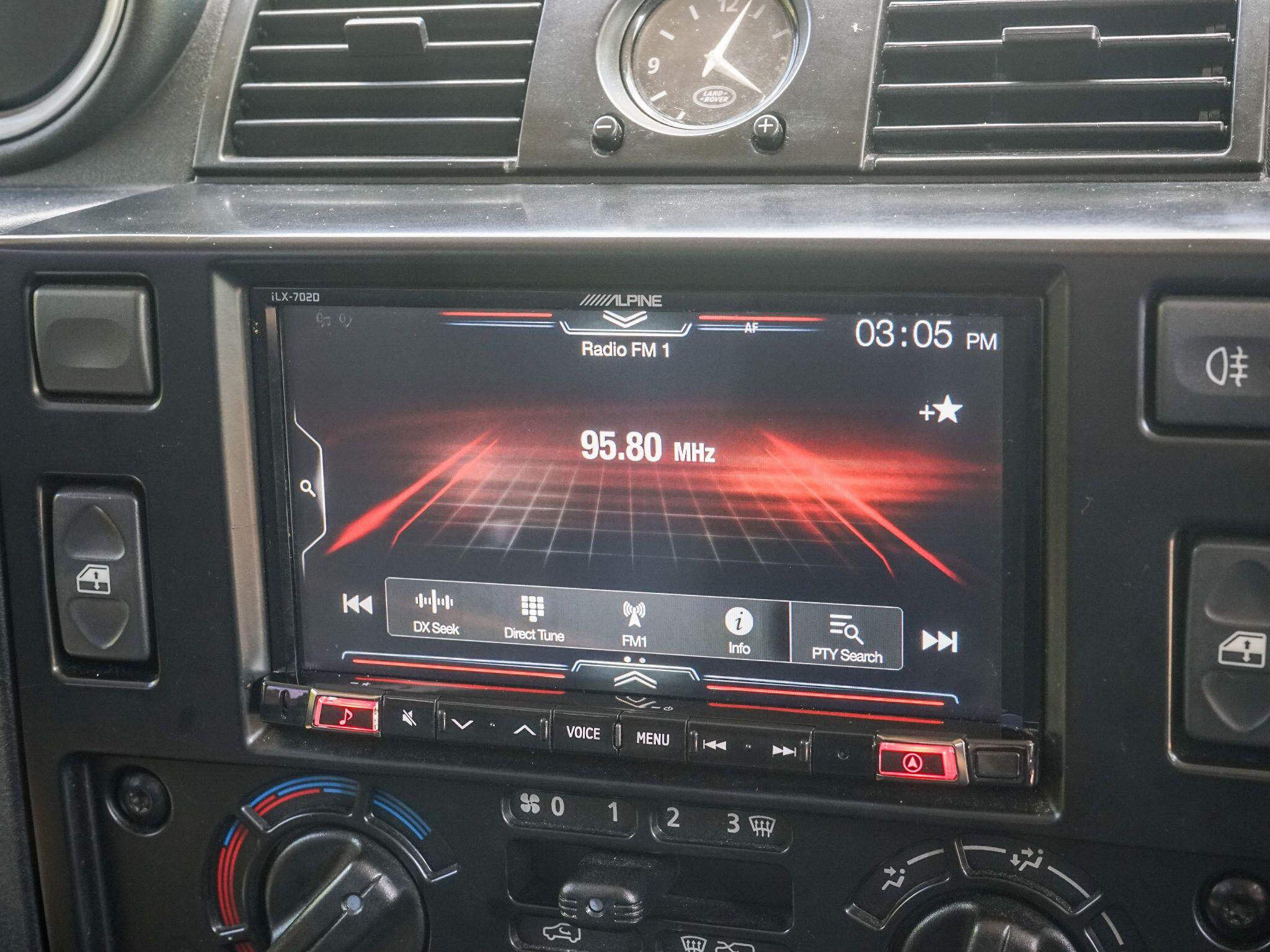 Land Rover Defender 110 view 33