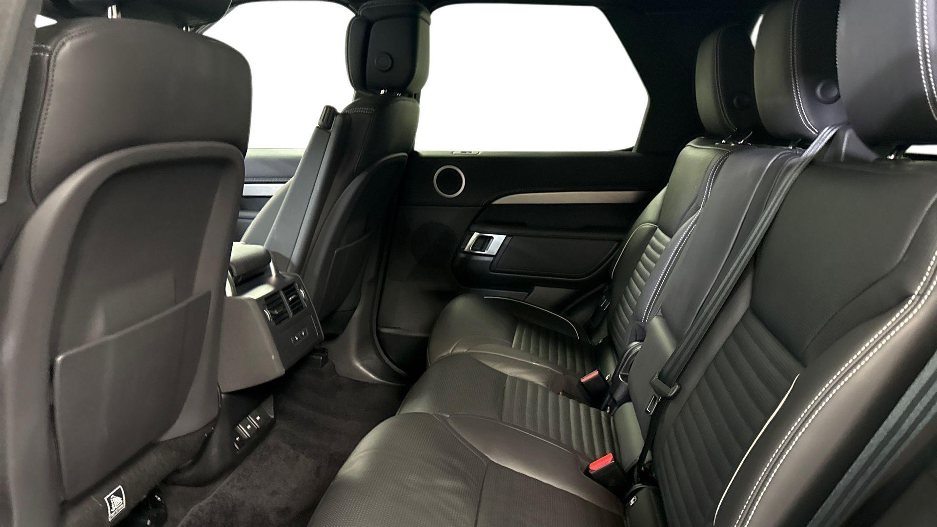 Land Rover Discovery view 4