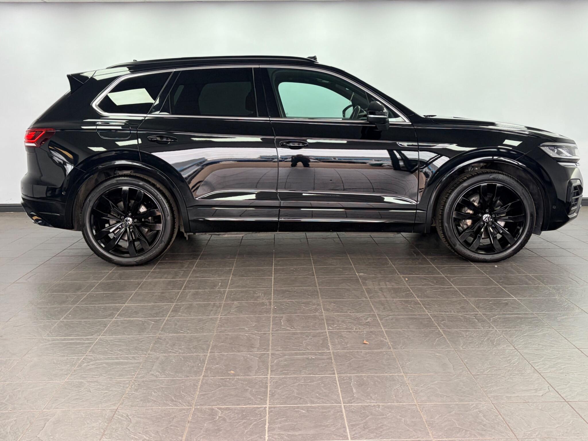 Volkswagen Touareg view 2