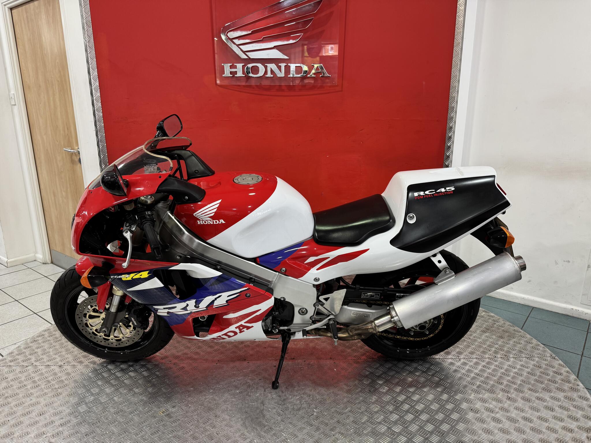 Honda RVF750 view 2