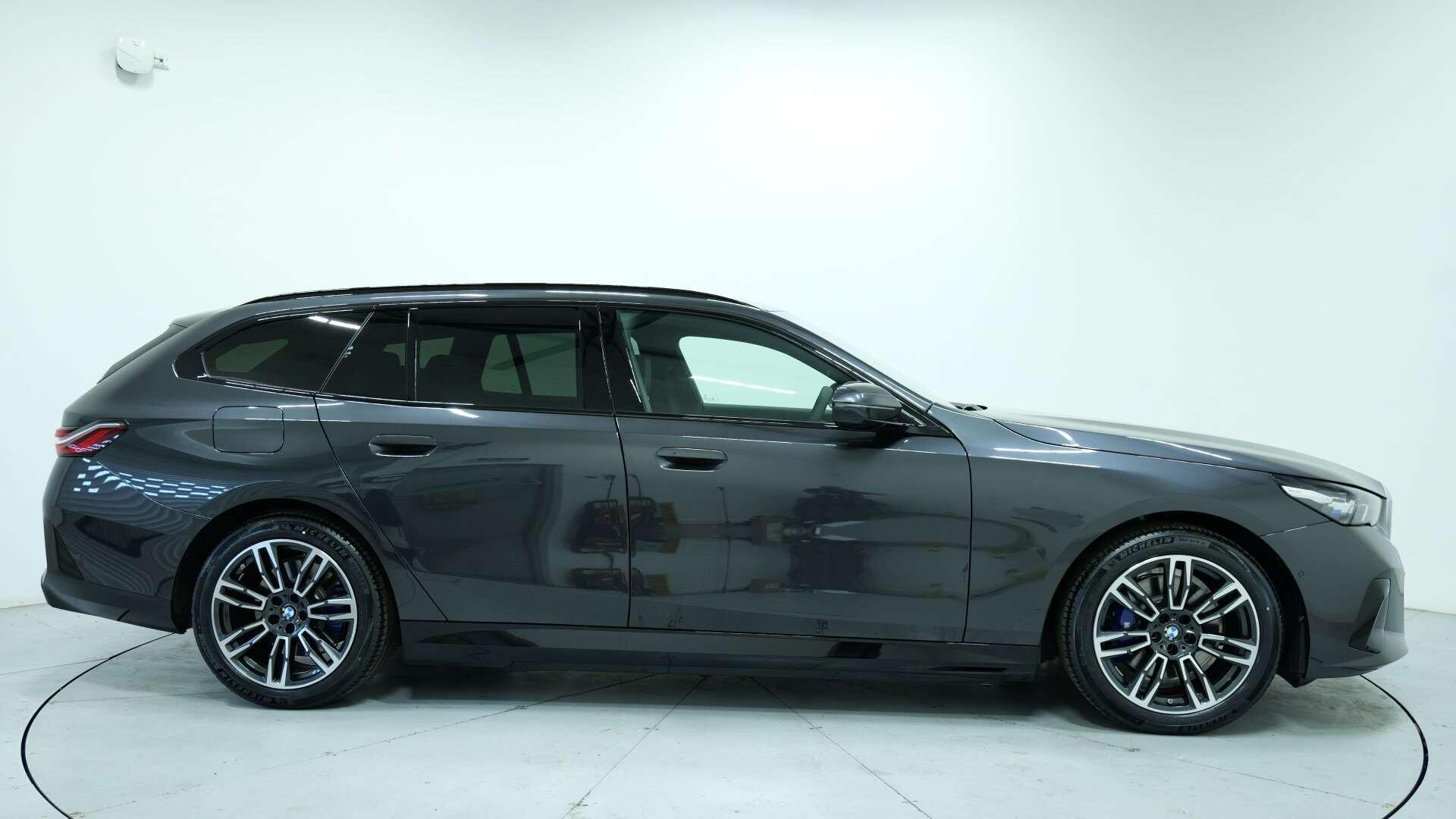BMW 5 Series view 3