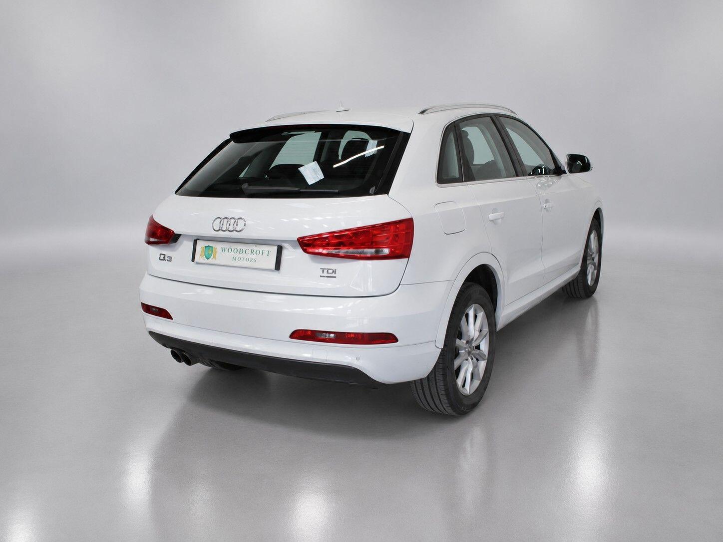 Audi Q3 view 8