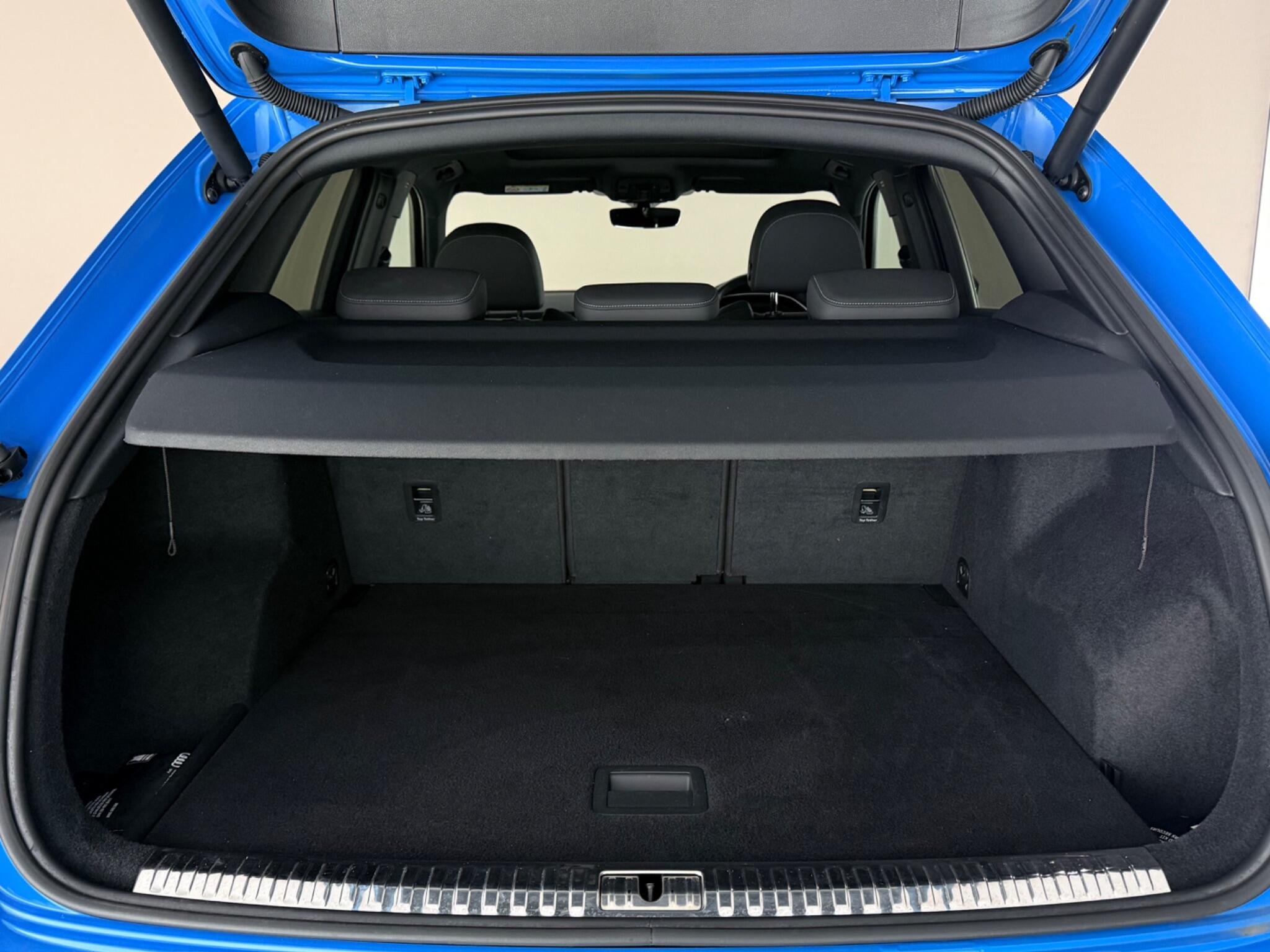Audi Q3 view 10