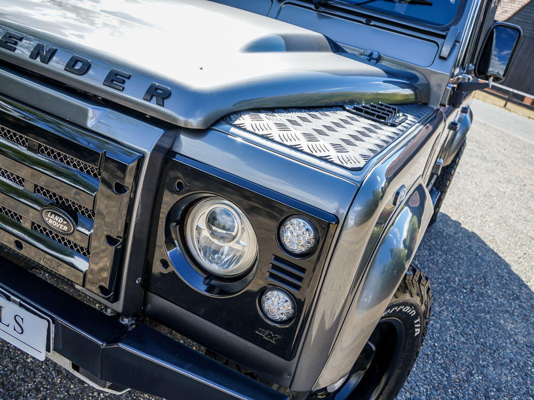 Land Rover Defender 110 view 15