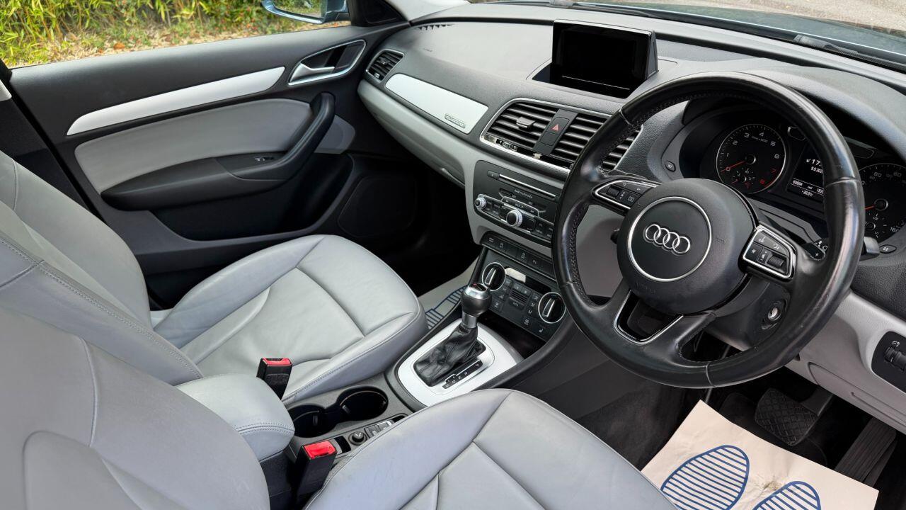 Audi Q3 view 10