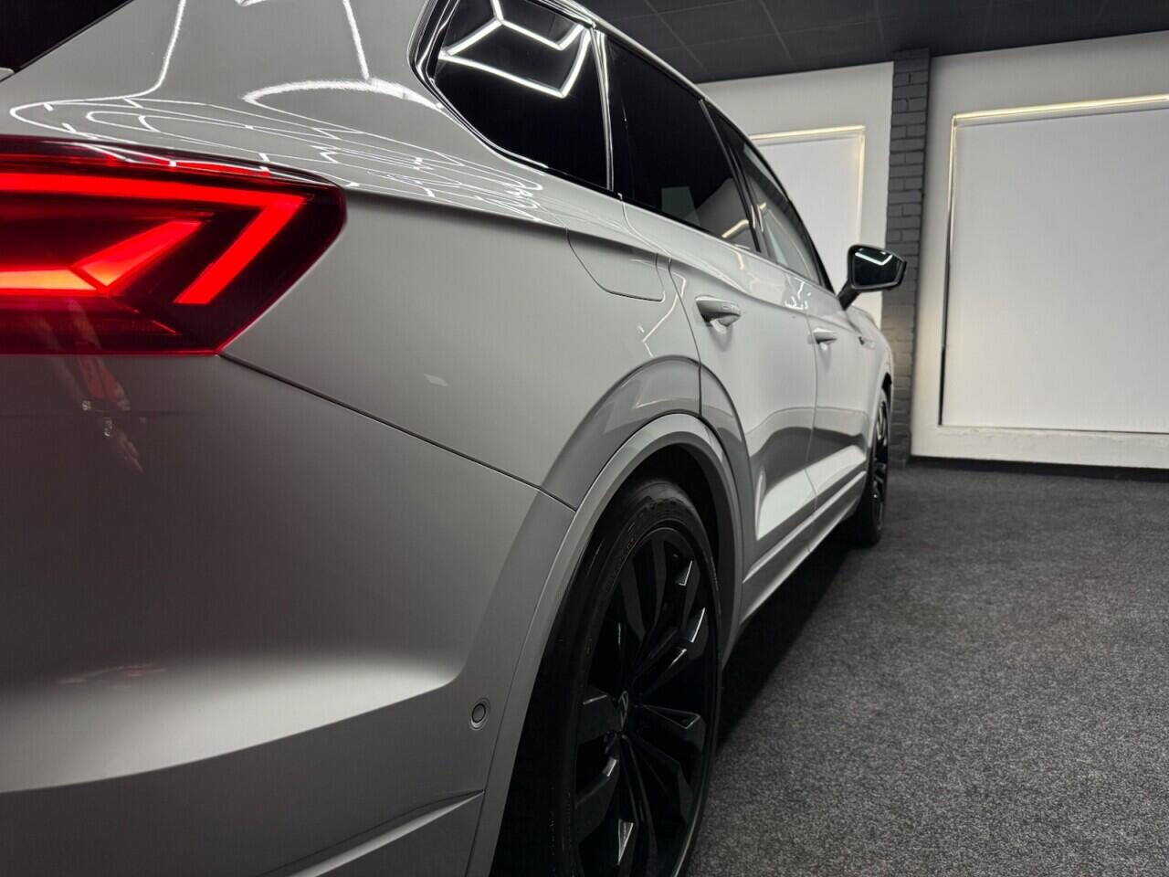 Volkswagen Touareg view 13