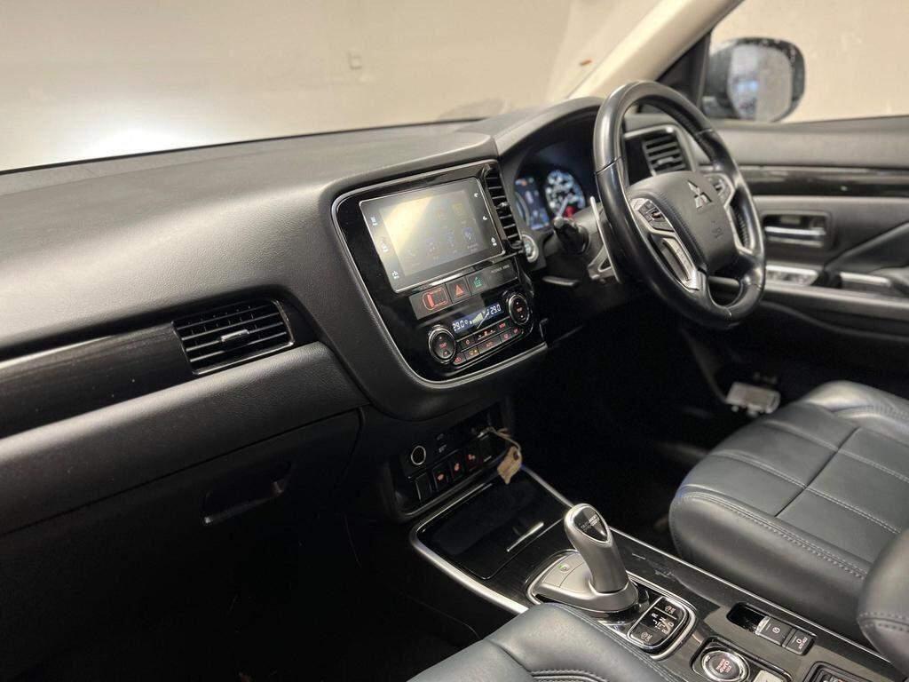 Mitsubishi Outlander view 8
