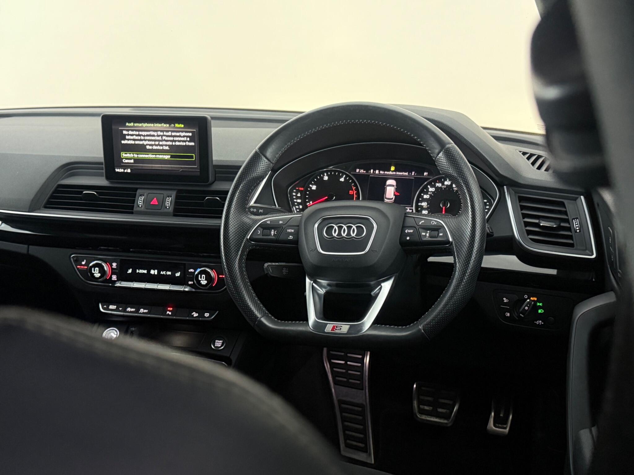 Audi Q5 view 11