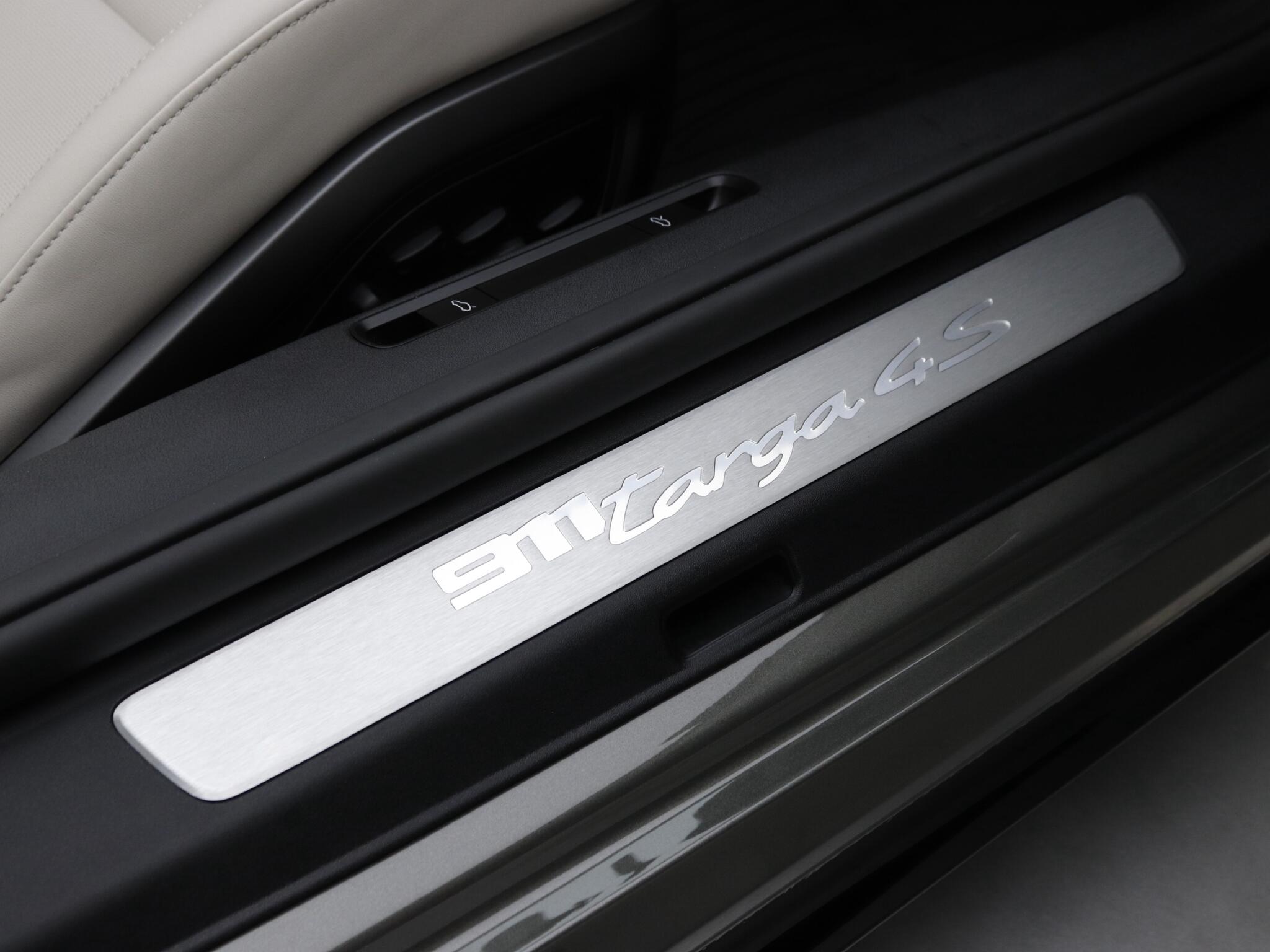 Porsche 911 view 30