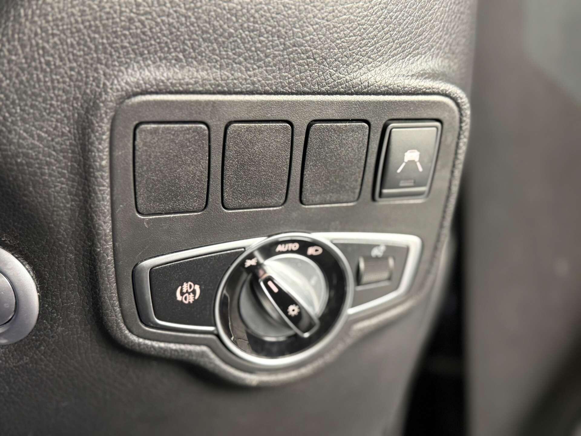 Mercedes-Benz X Class view 33