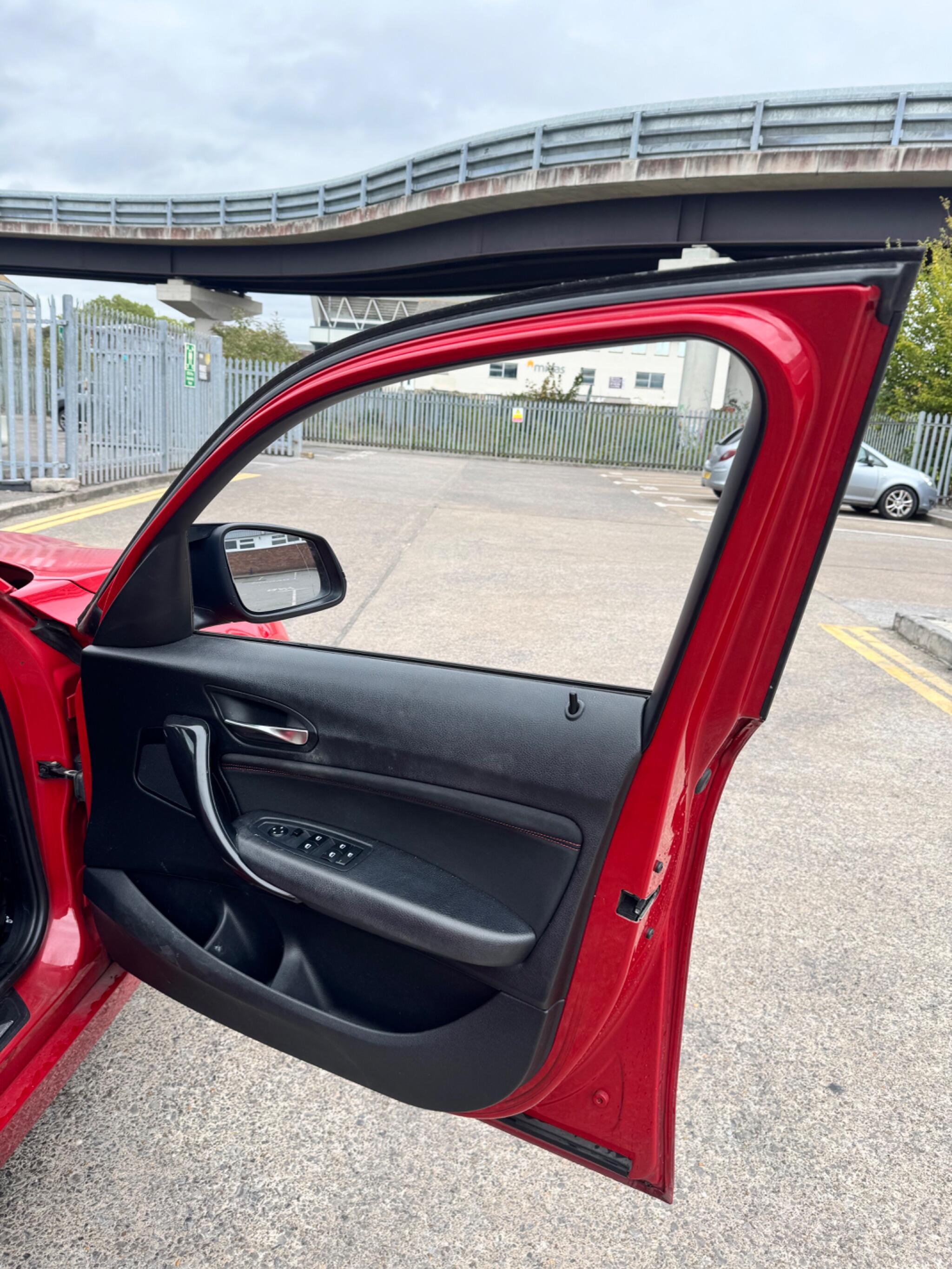 BMW 1 Series view 32