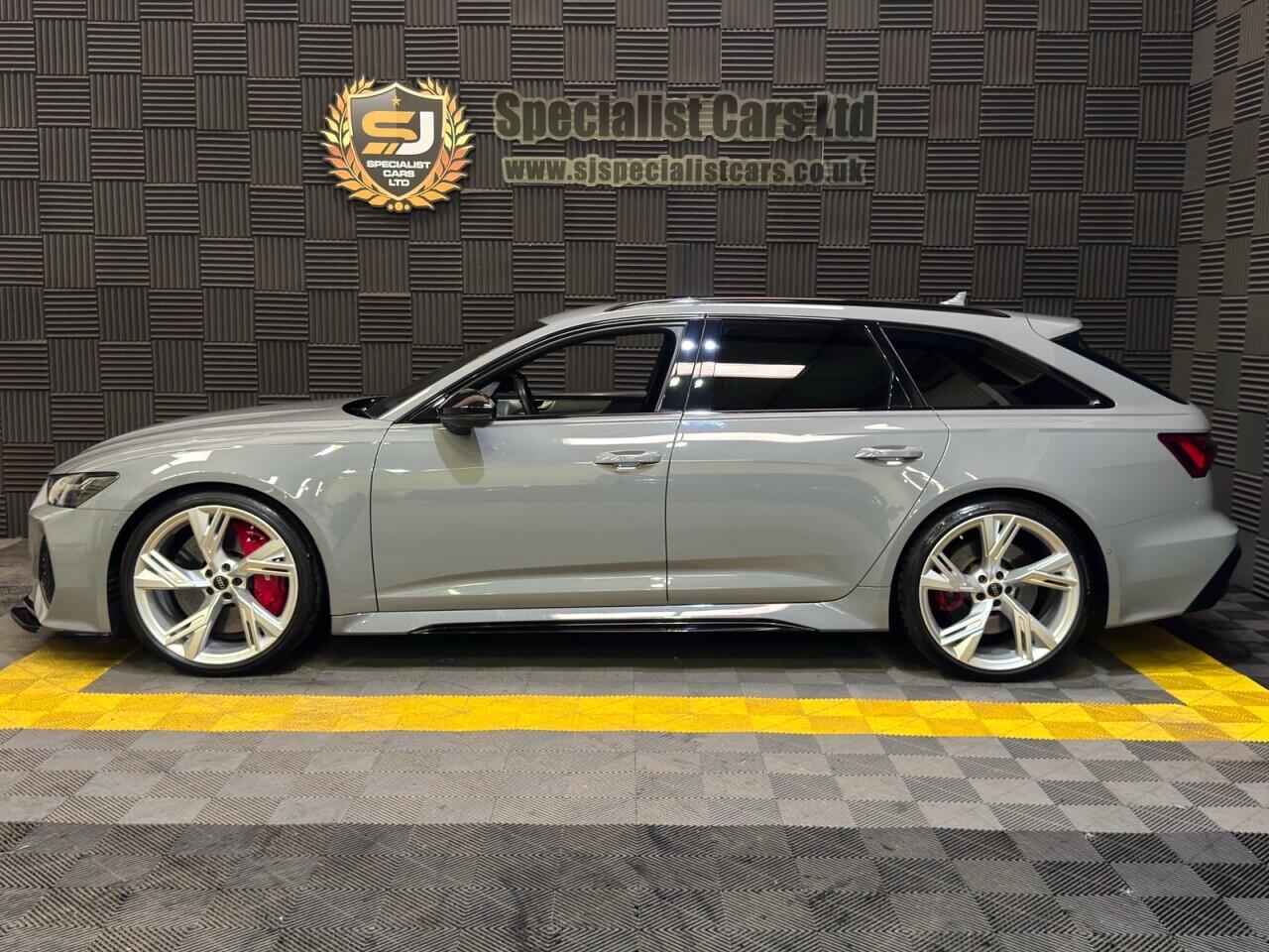 Audi RS6 Avant view 4