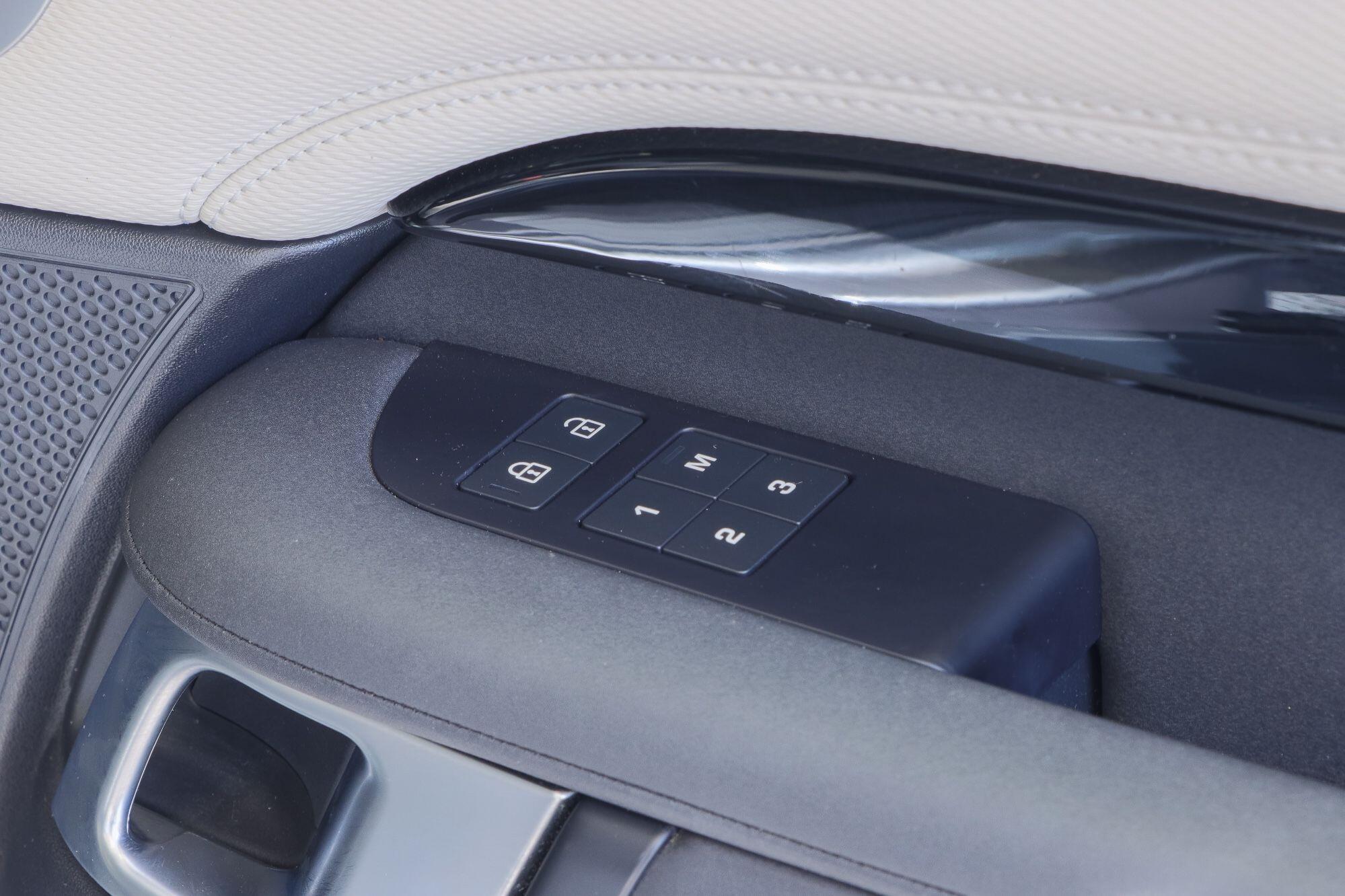 Land Rover Discovery view 24