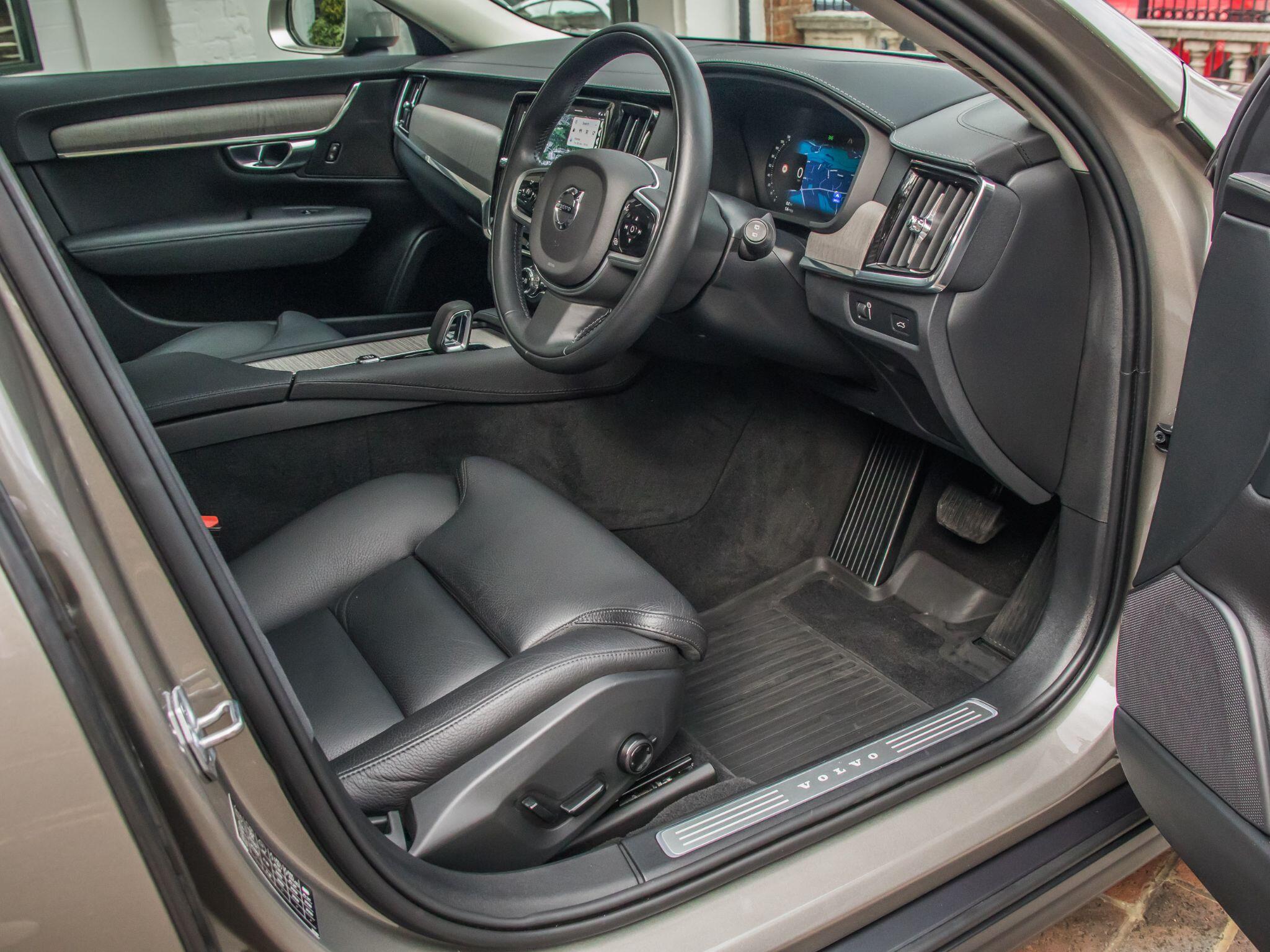 Volvo V90 Cross Country view 3