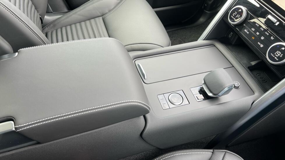 Land Rover Discovery view 30