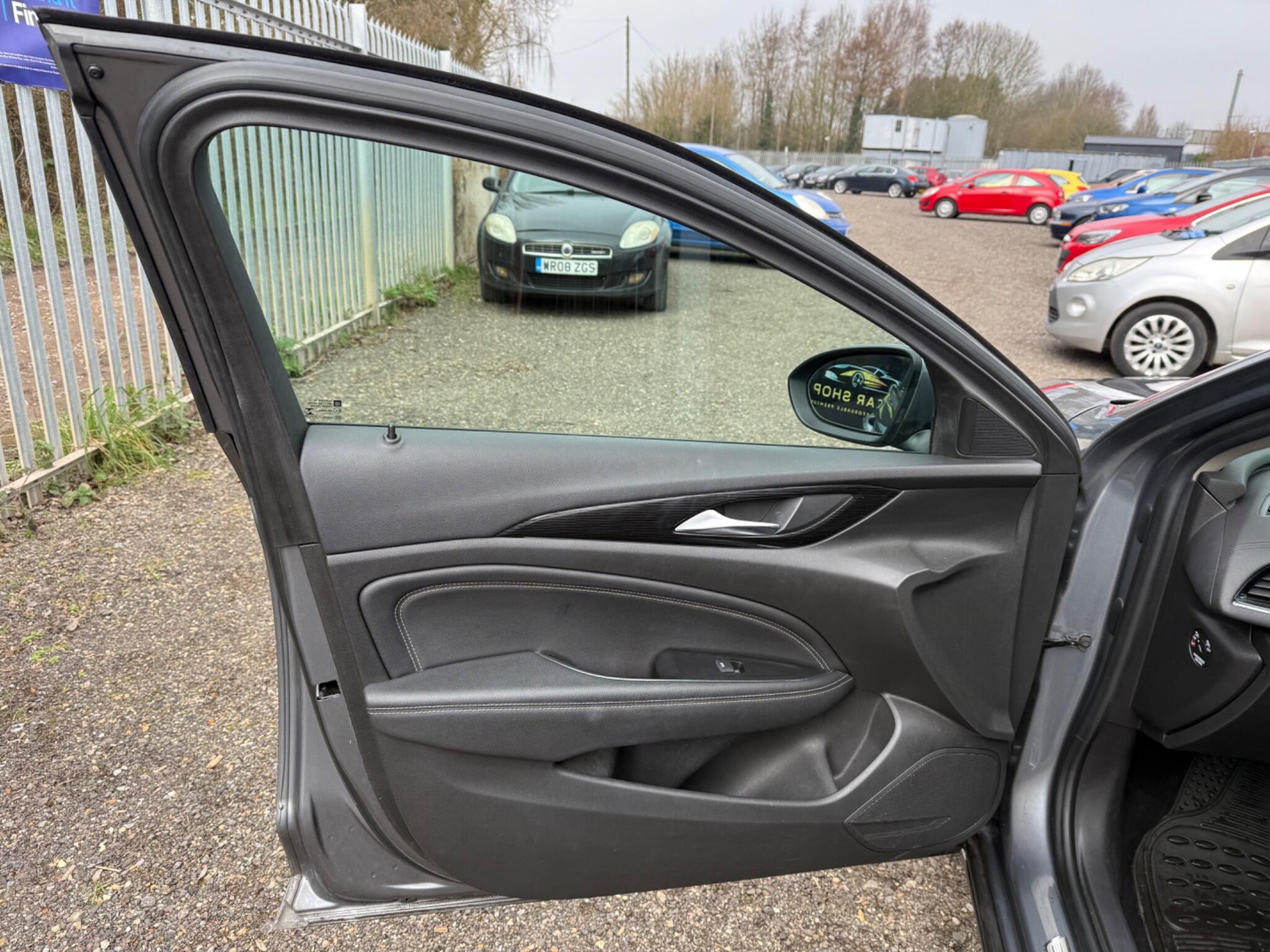 2017 Vauxhall Insignia image 30