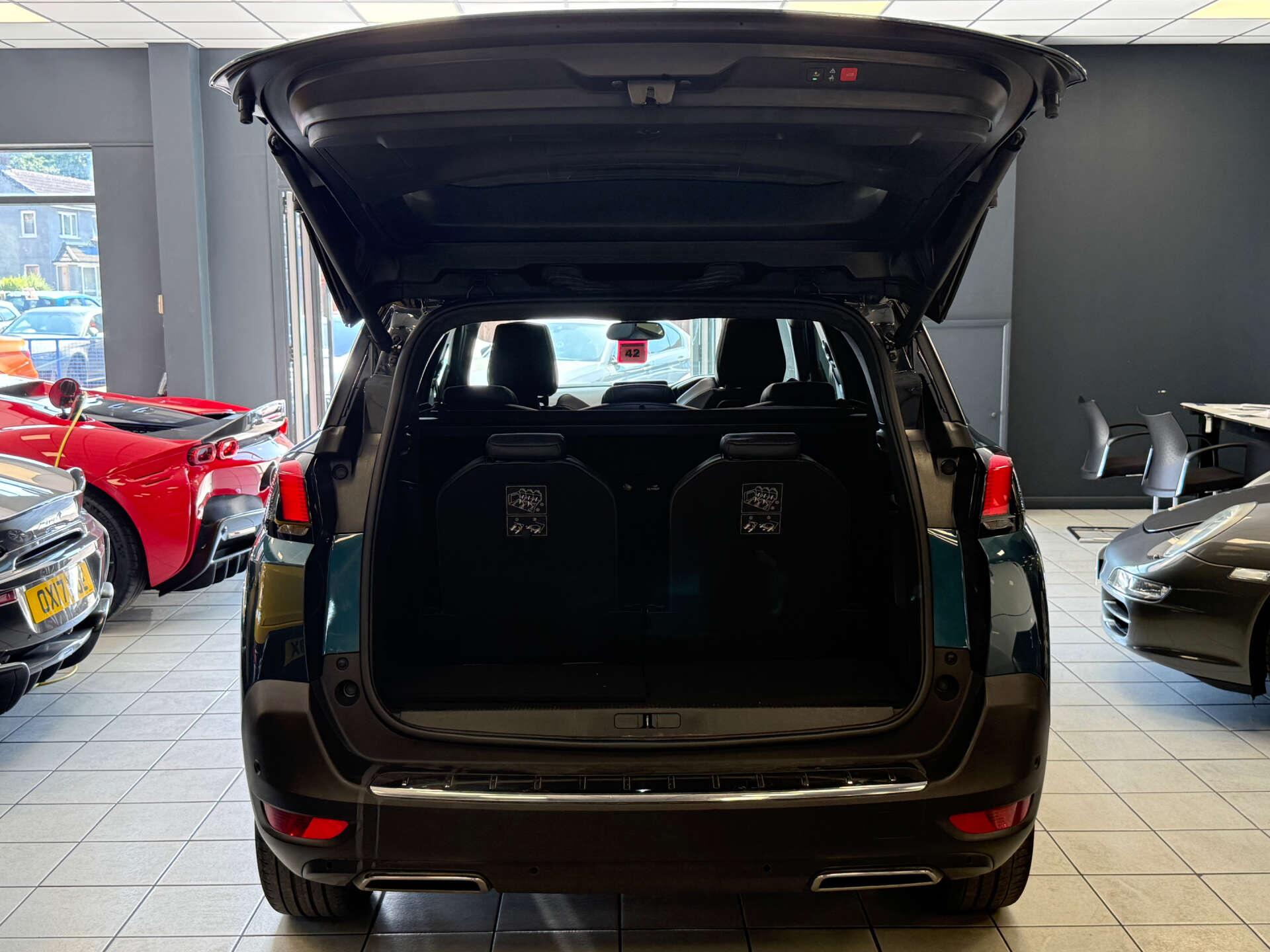 Peugeot 5008 view 9