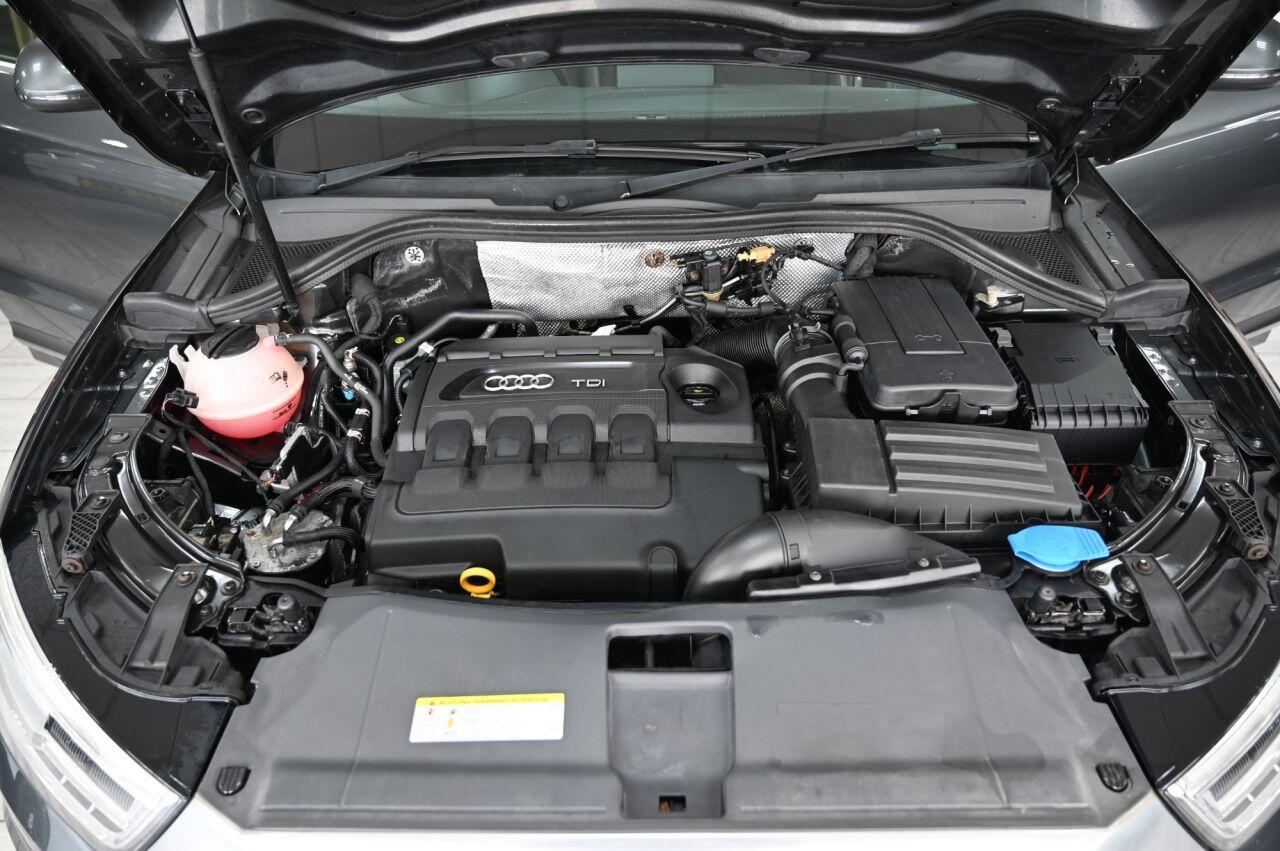 Audi Q3 view 42