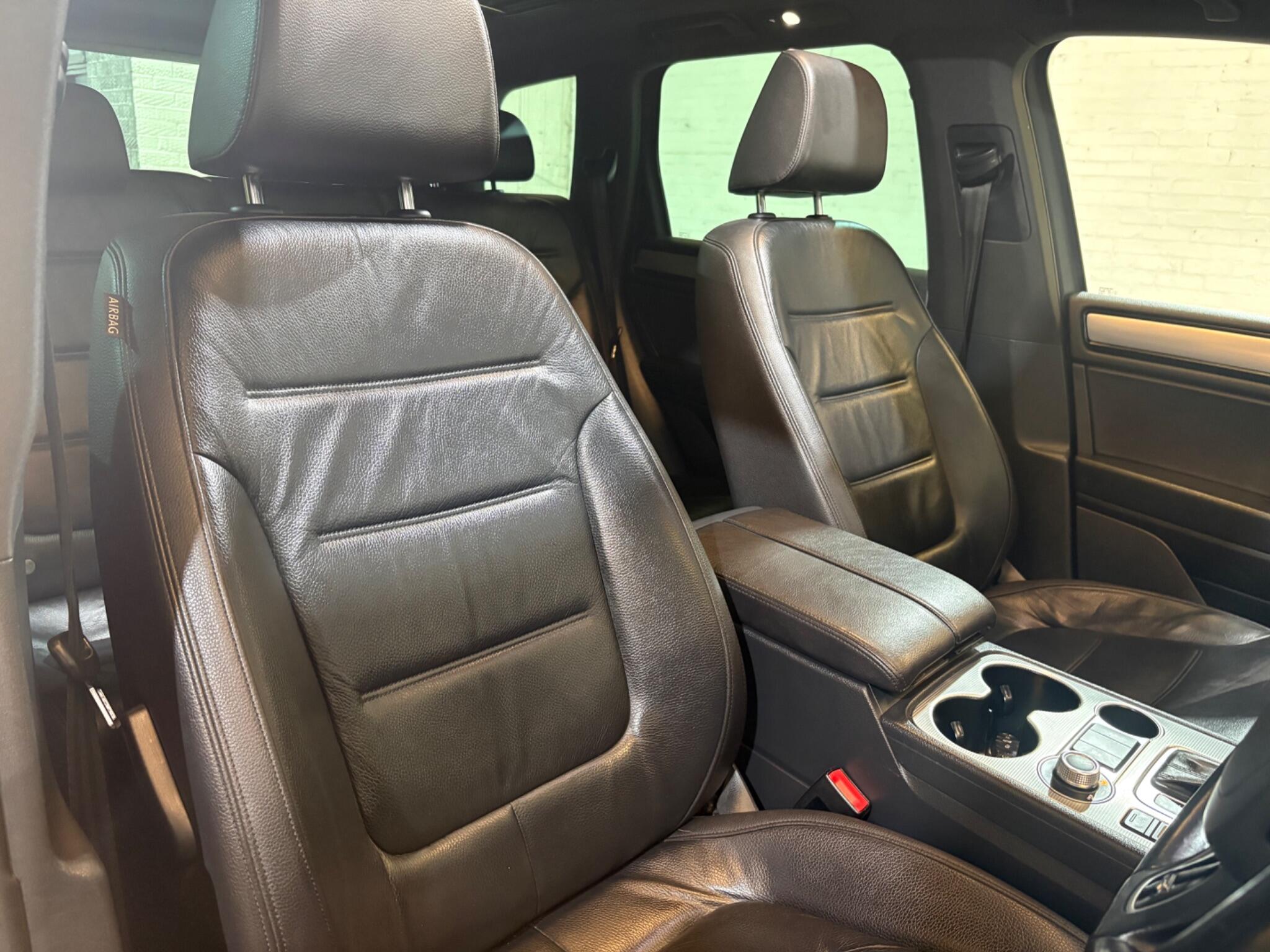 Volkswagen Touareg view 9