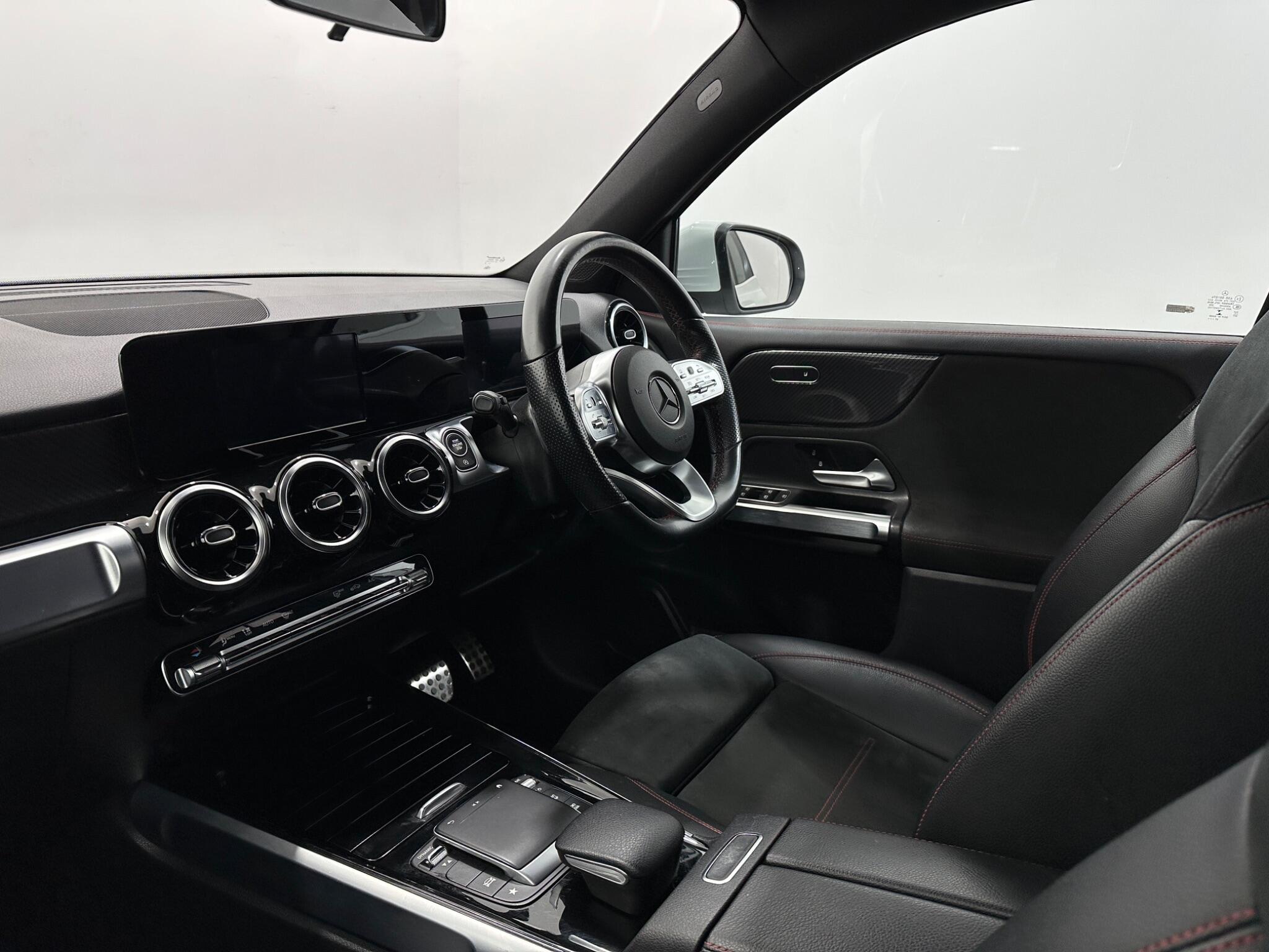 Mercedes-Benz GLB view 32