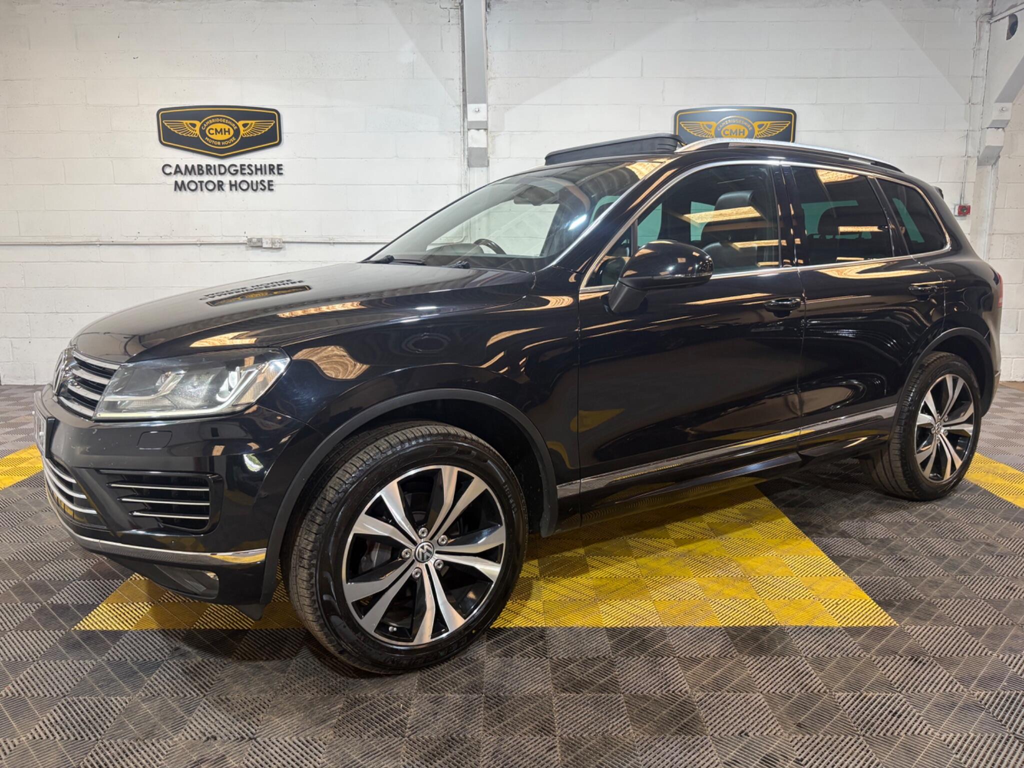 Volkswagen Touareg view 4