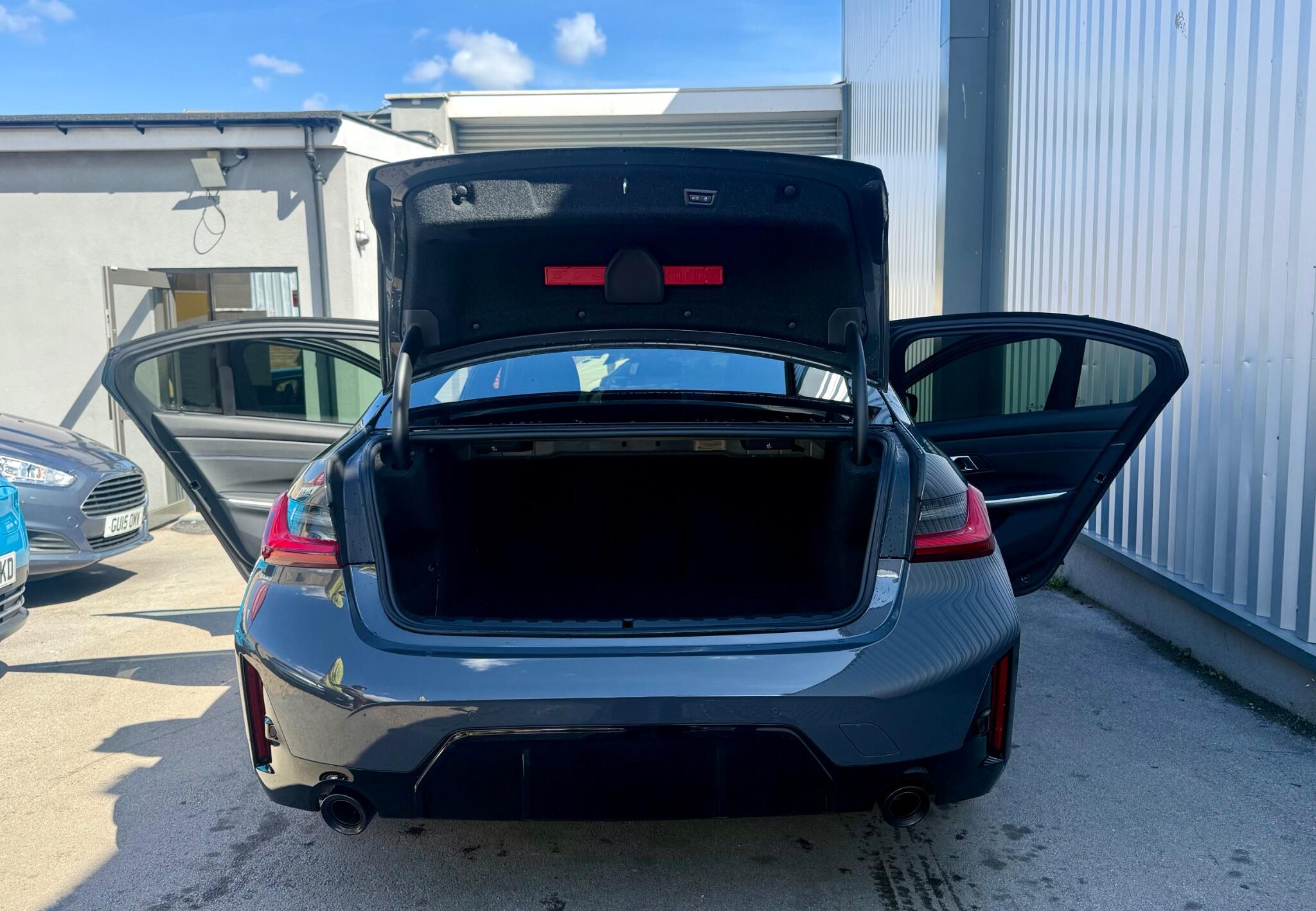 BMW 3 Series view 27