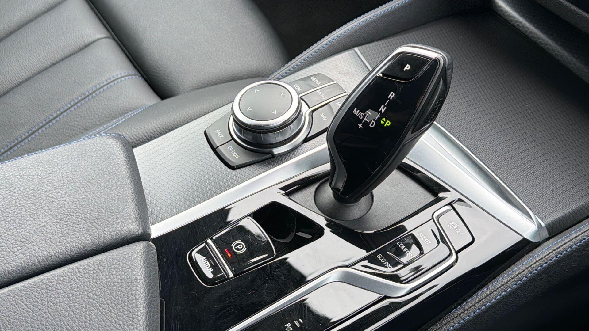 BMW 5 Series view 10