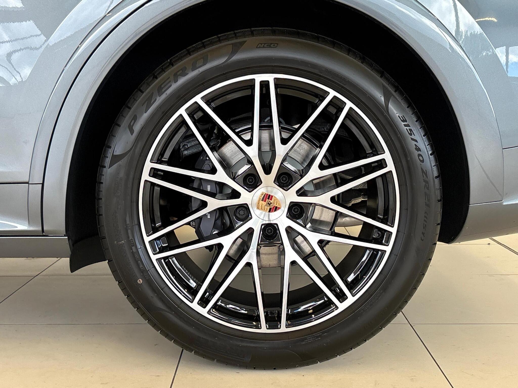Porsche Cayenne view 26
