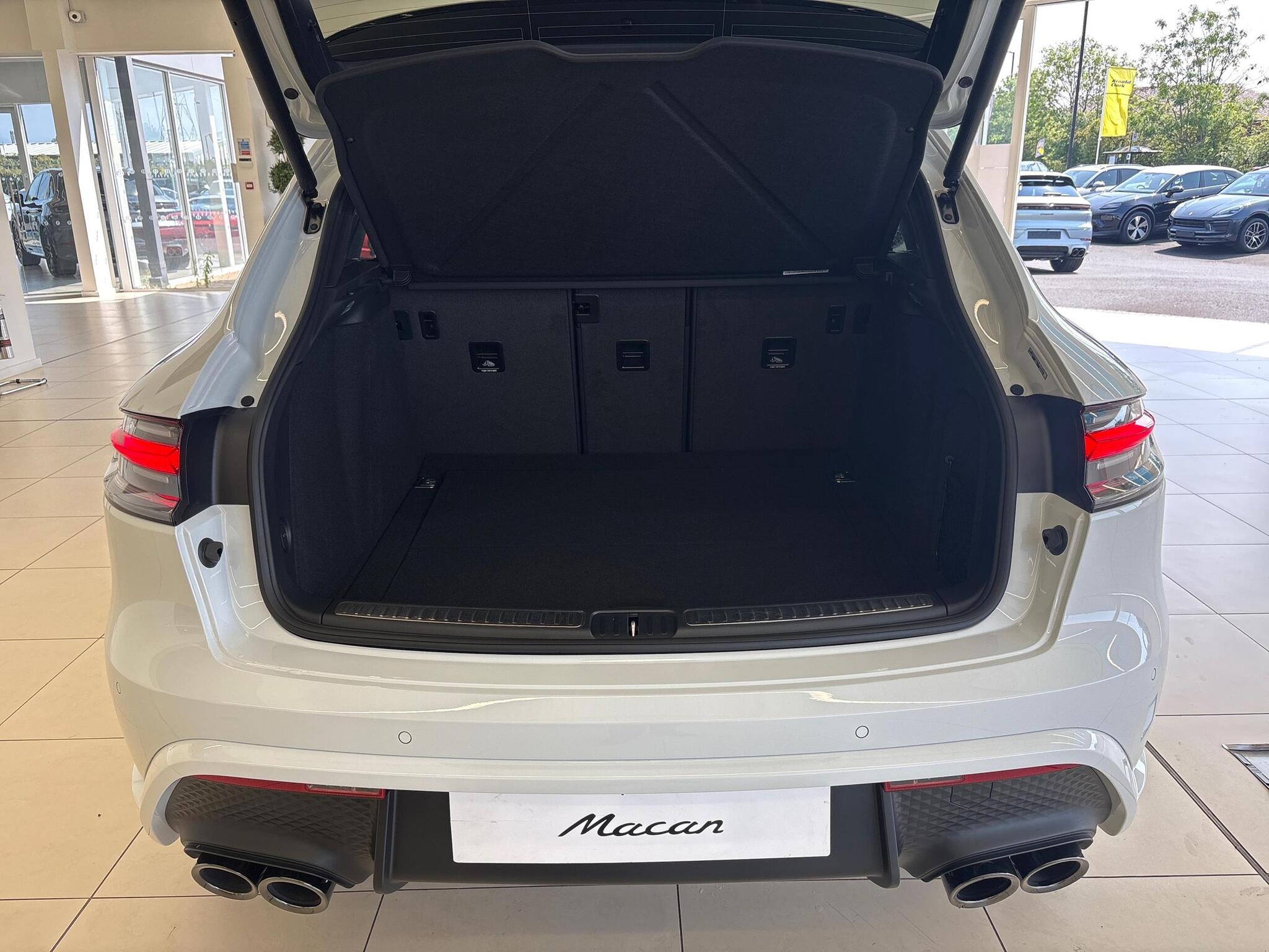 Porsche Macan view 19